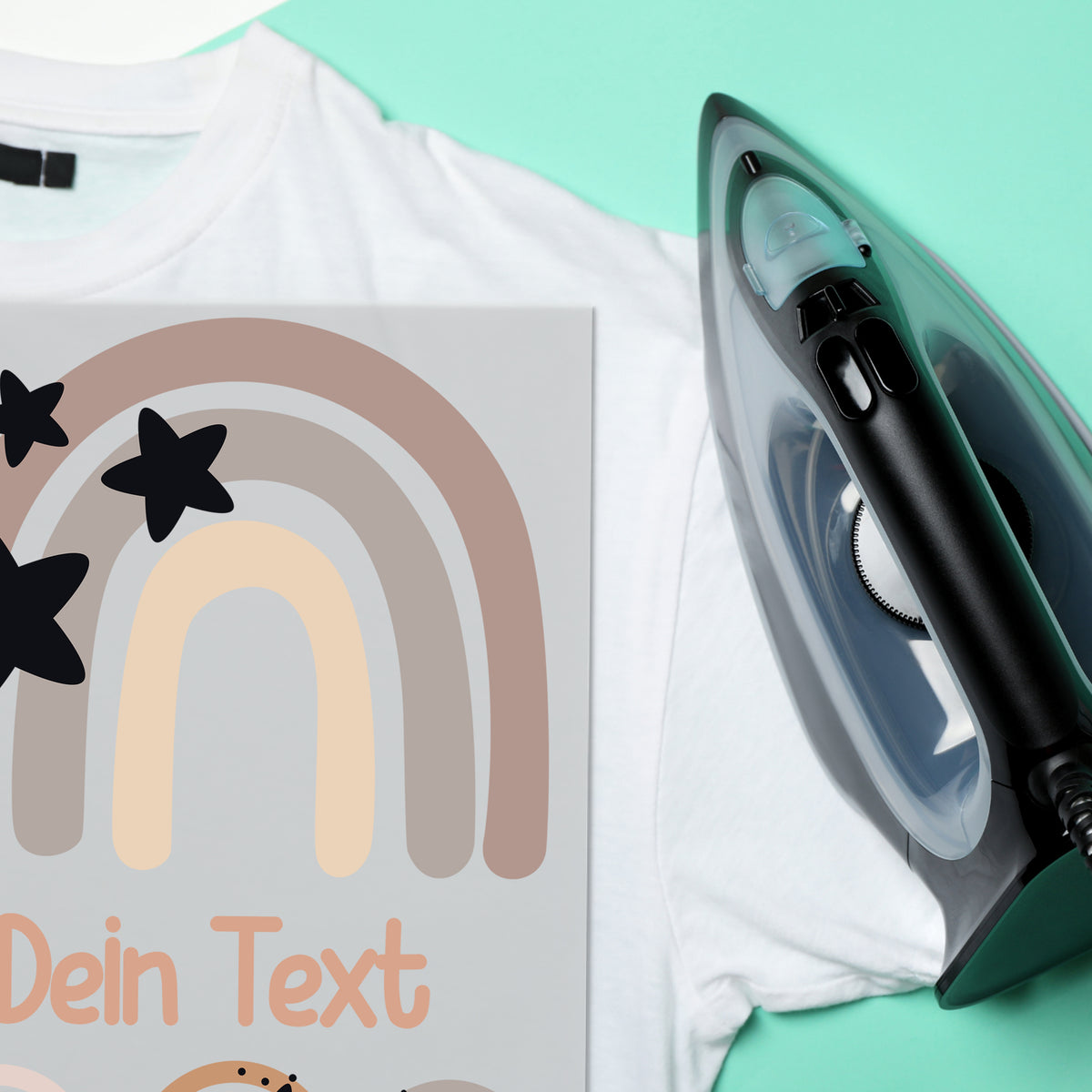 T-Shirt mit buntem Regenbogen-Design und schwarzem Bügeleisen.