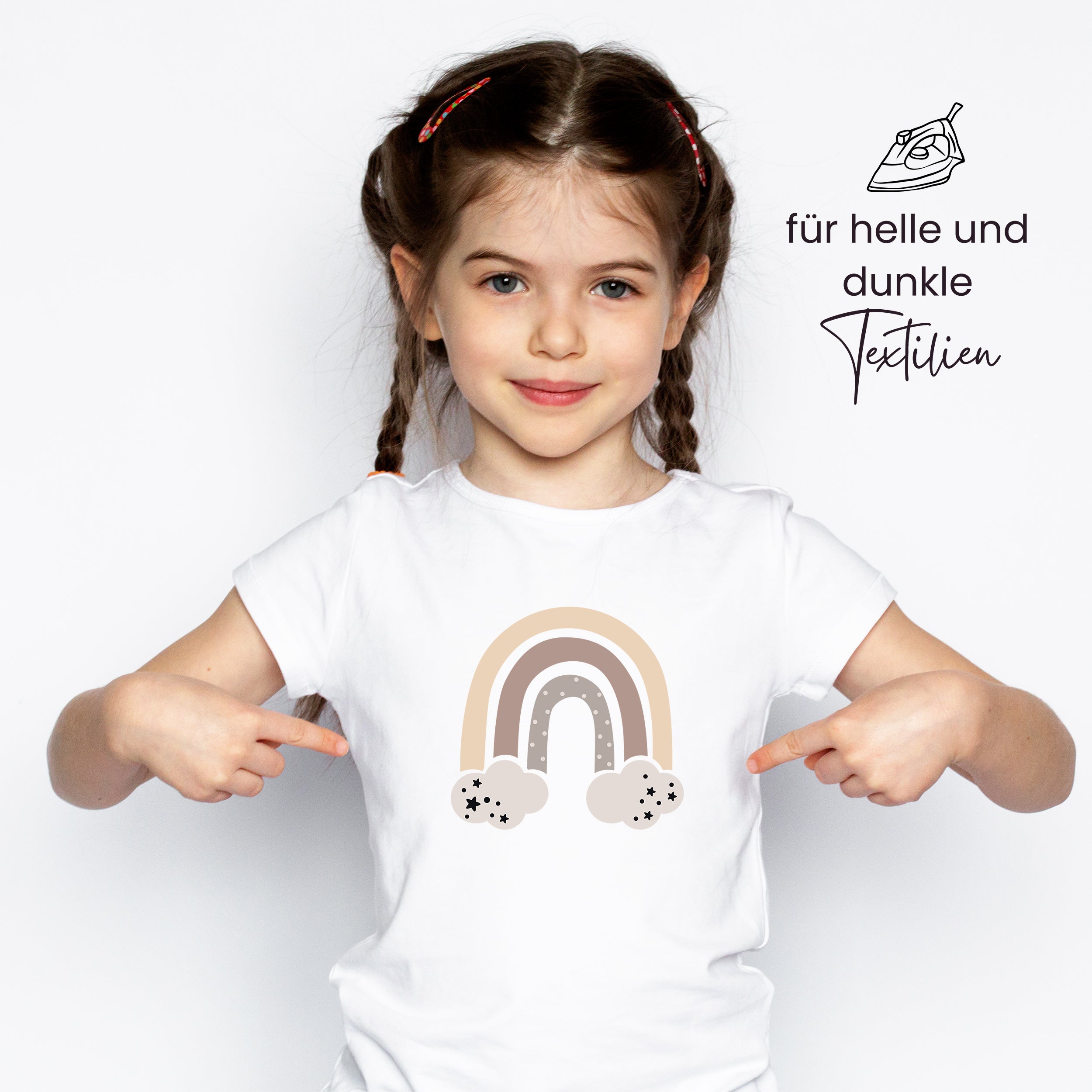 T-Shirt mit Regenbogen-Motiv in neutralen Farben.