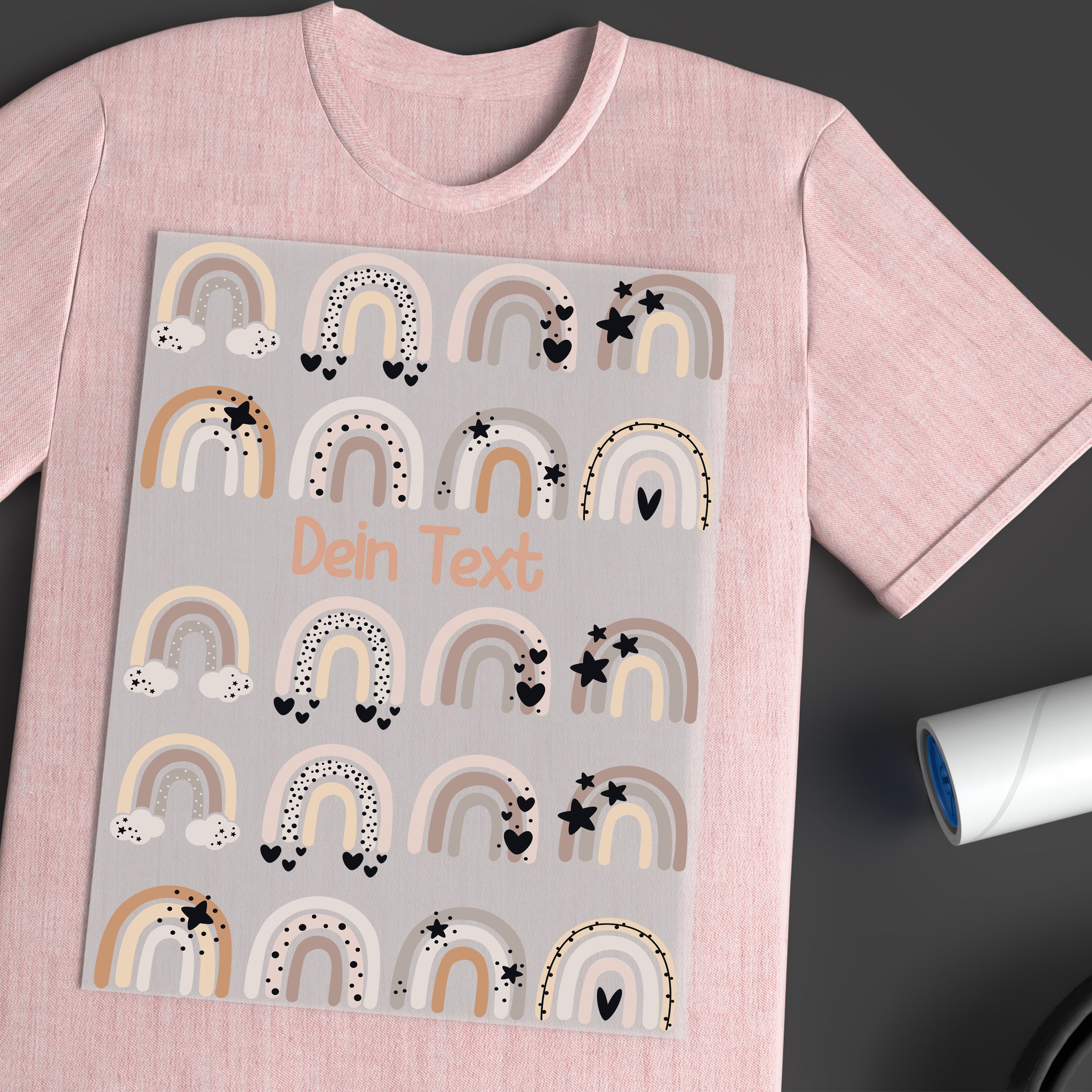 Rosa T-Shirt mit bunten Regenbögen und Wolken-Motiv.