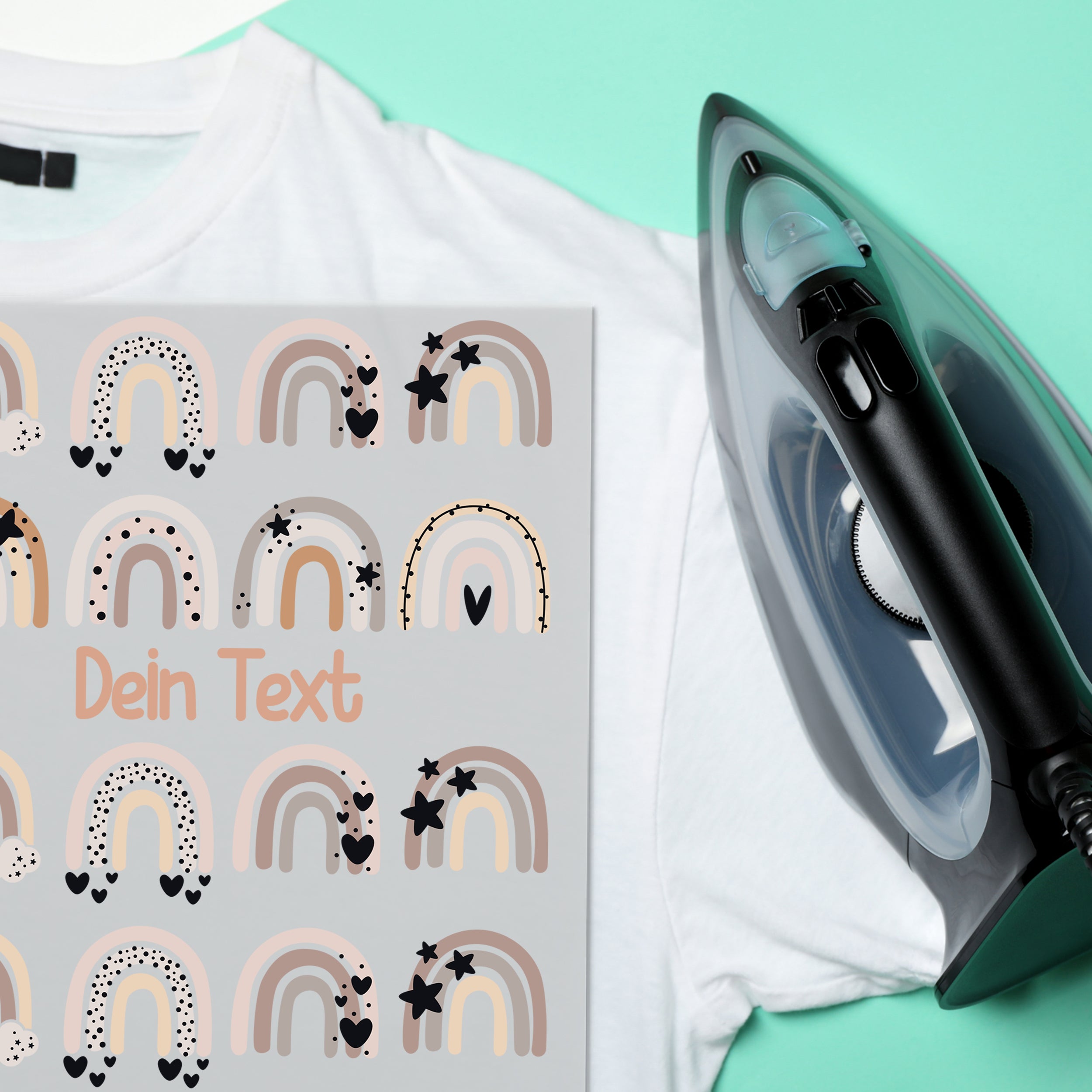 Weißes T-Shirt mit buntem Regenbogen-Design und Bügeleisen.