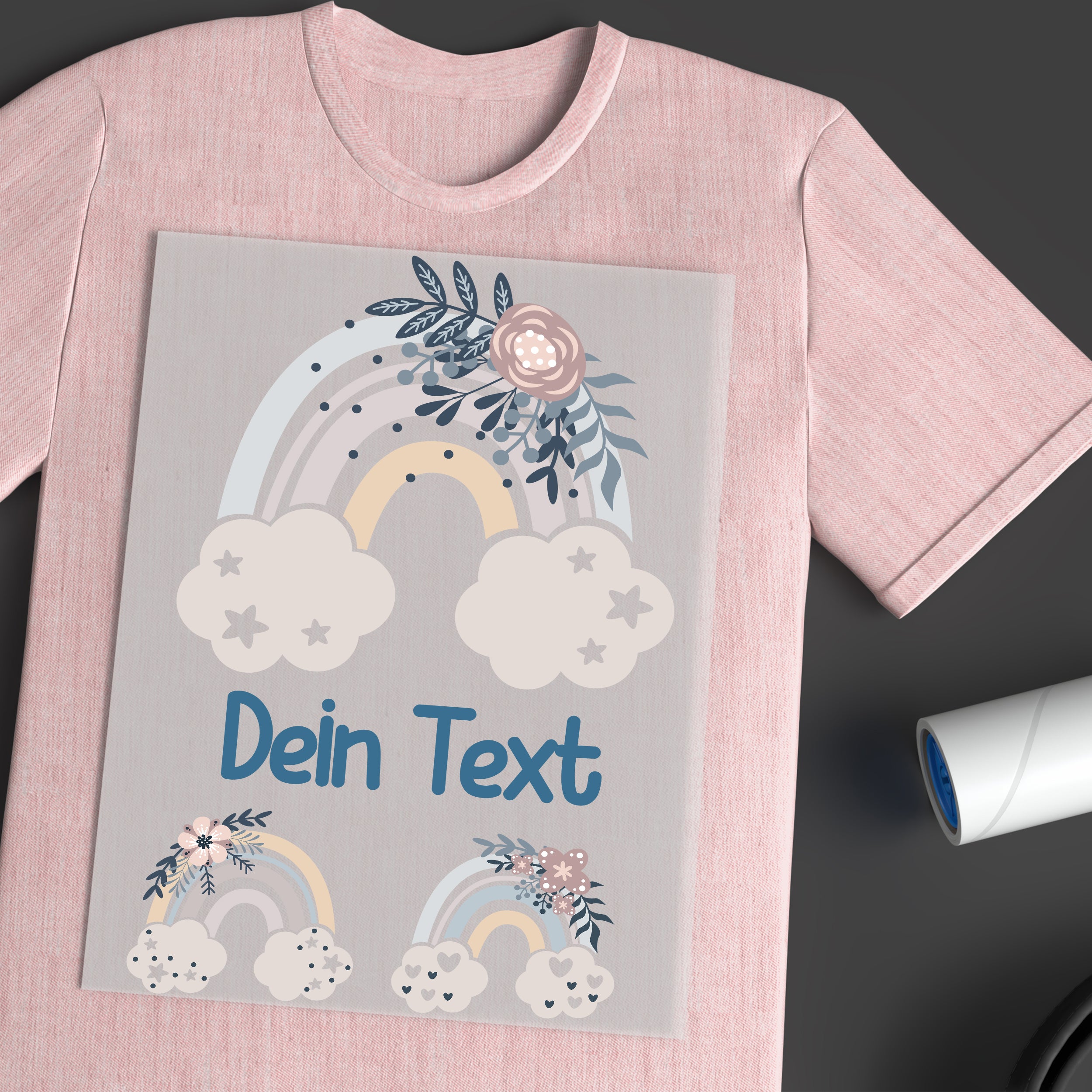Rosa T-Shirt mit buntem Regenbogen und personalisierbarem Text.