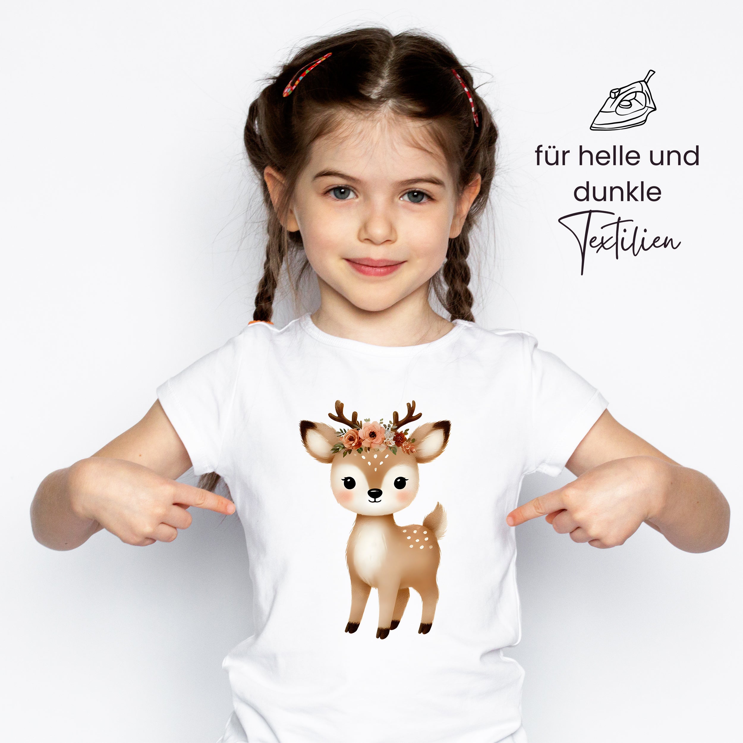 Kind in weißem T-Shirt mit niedlichem Reh-Motiv.