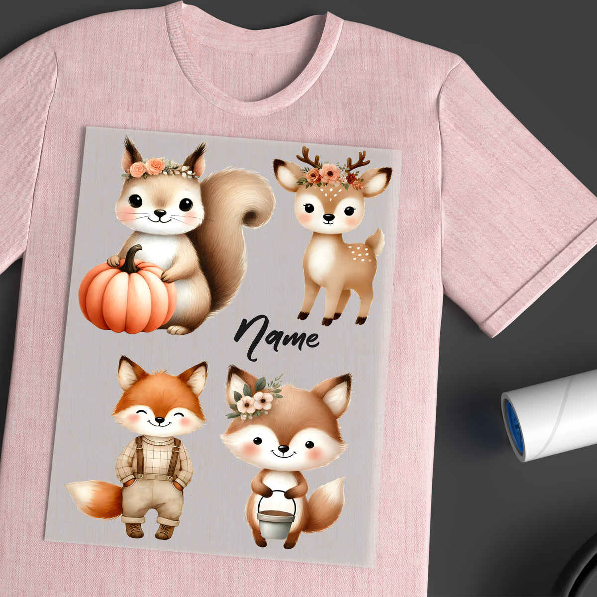 Rosa T-Shirt mit niedlichen Tierillustrationen und personalisierbarem Namen.