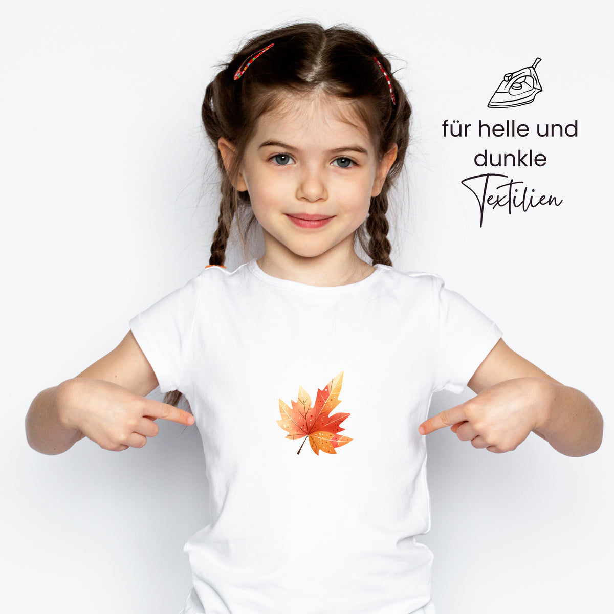 Weißes T-Shirt mit buntem Ahornblatt-Design.