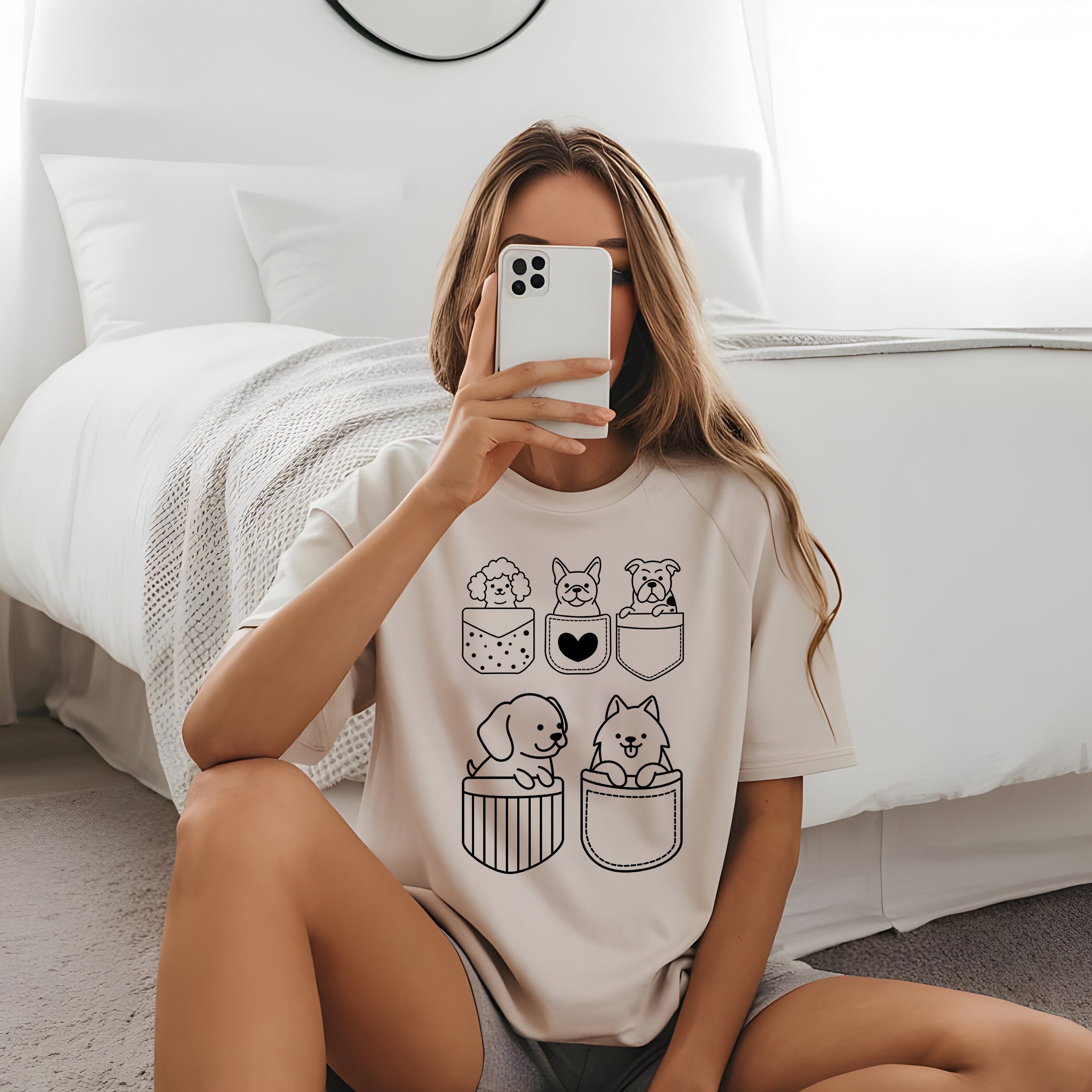 Beige T-Shirt mit Hundemotiven in Taschen.
