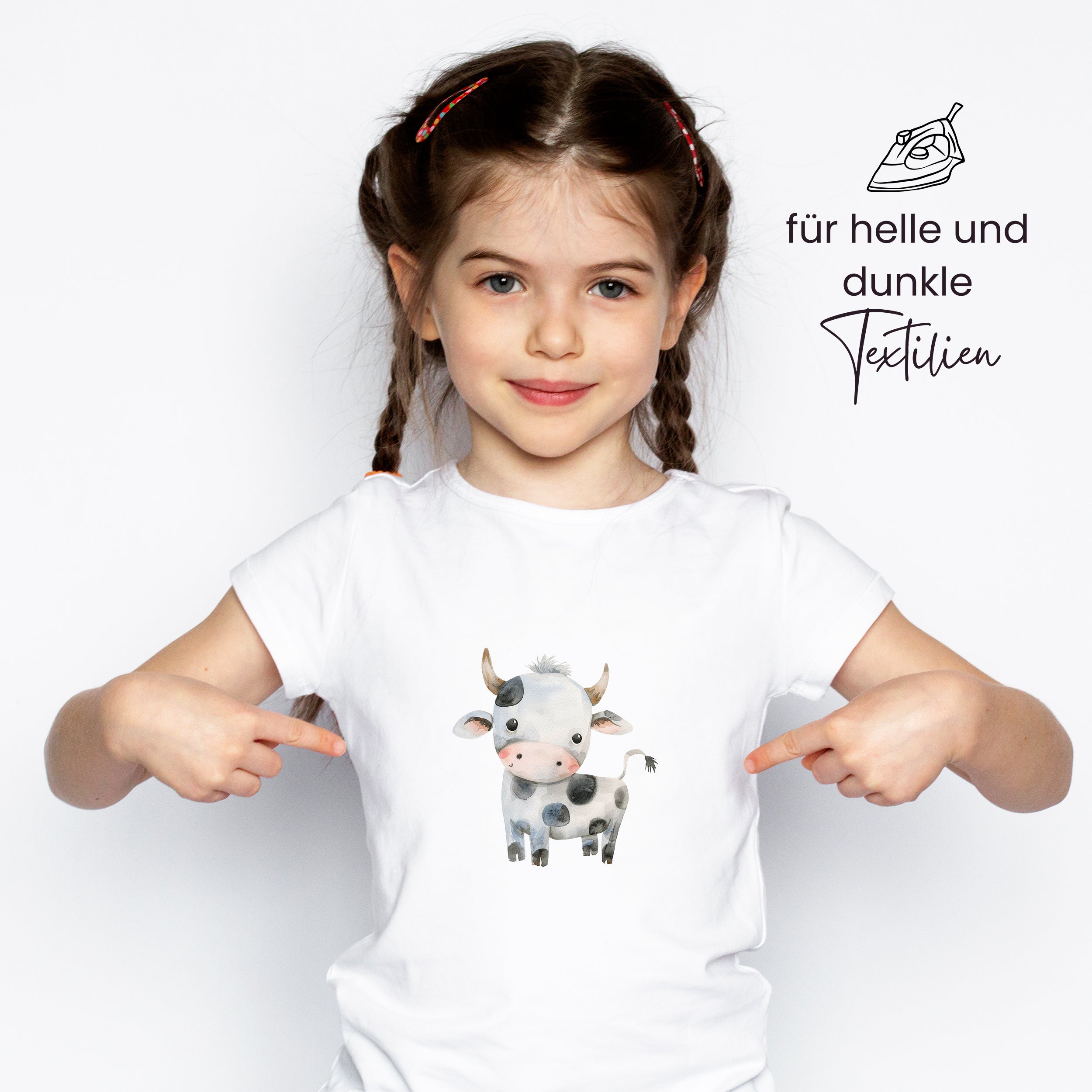Weißes T-Shirt mit niedlicher Kuh-Illustration.