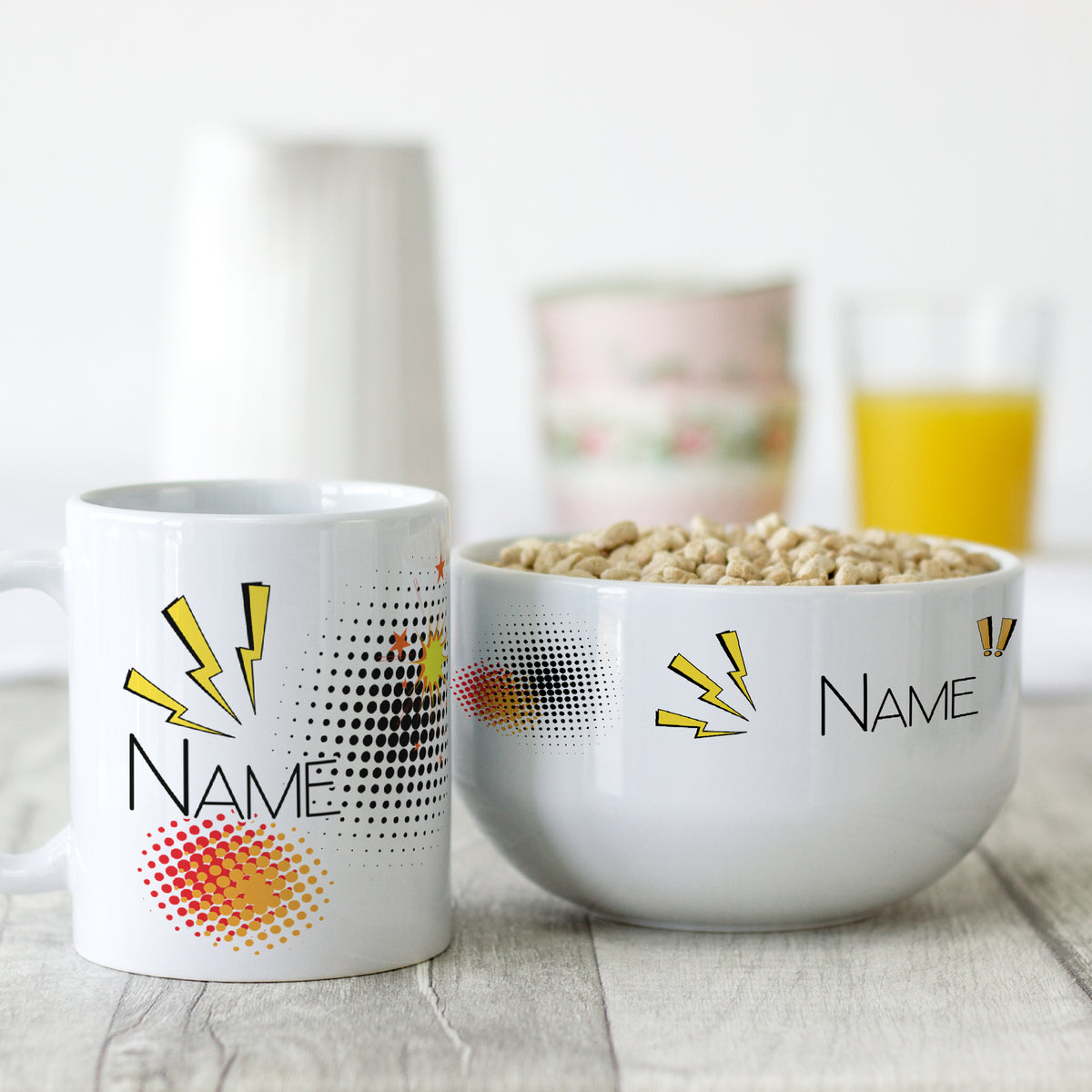 Weißer Becher und Schüssel mit buntem Design und „NAME“.