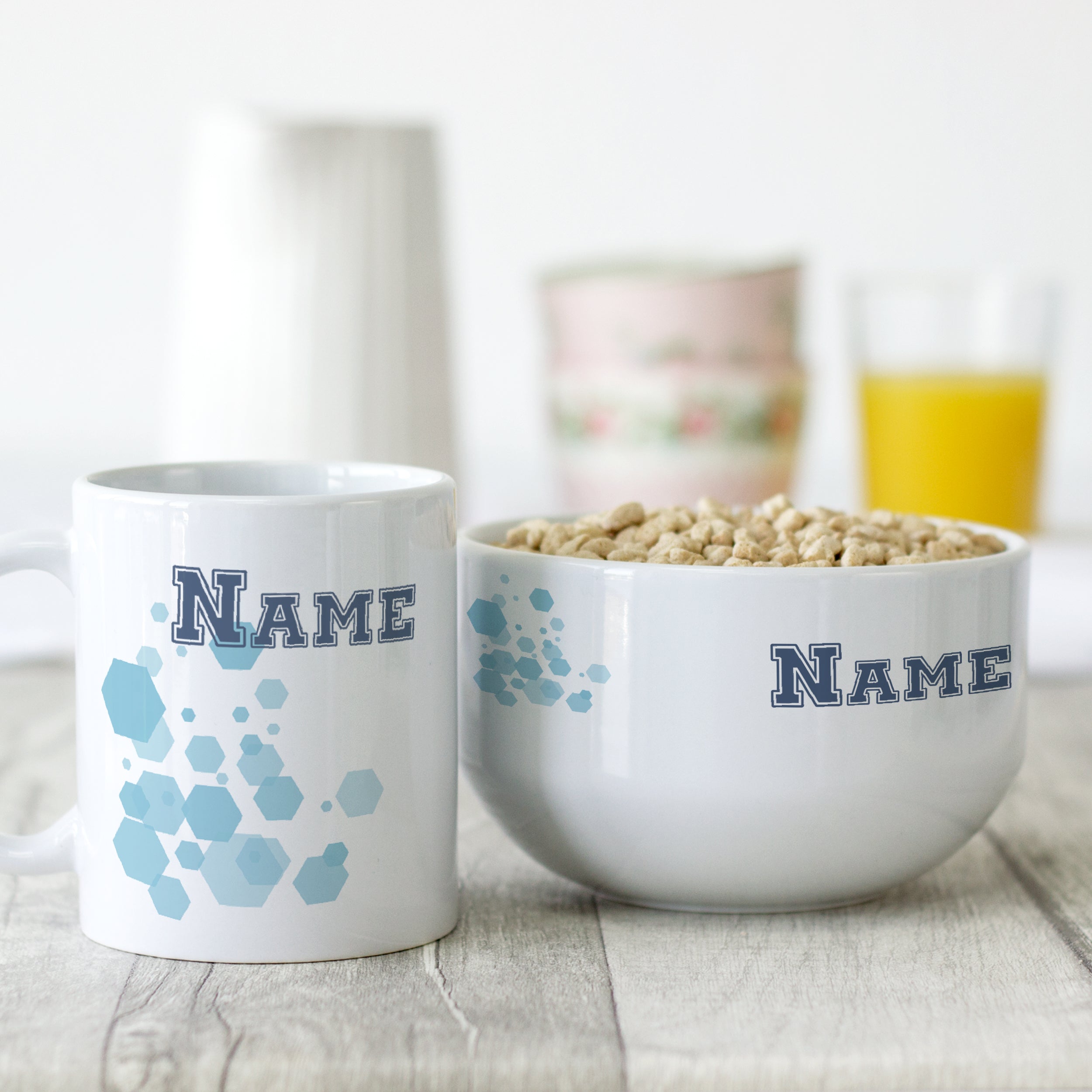 Personalisierte Tasse und Schüssel in Weiß mit blauen Akzenten.
