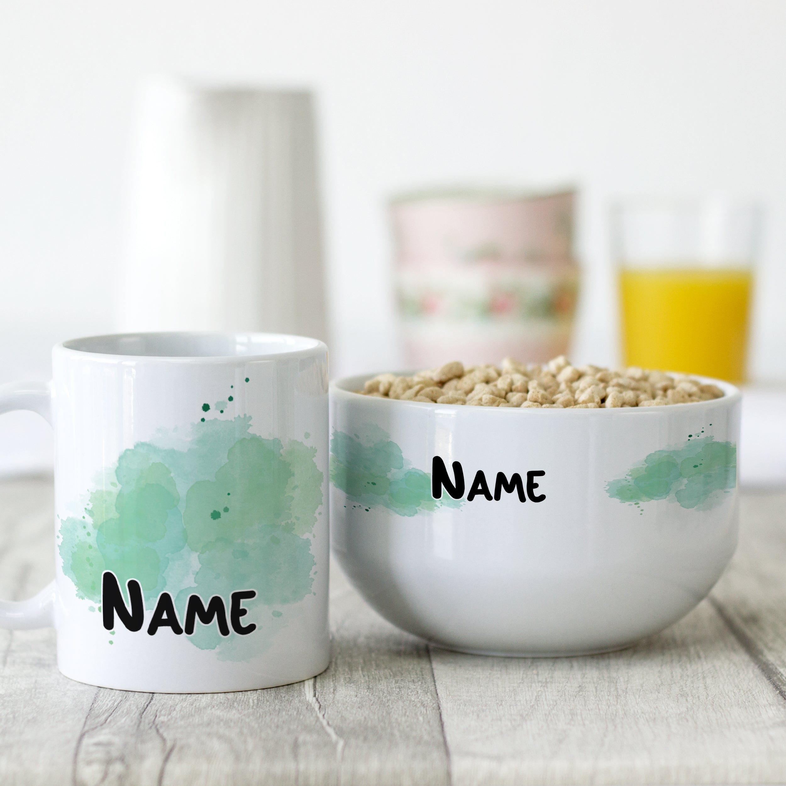 Tasse und Schüssel mit grünem Aquarell und Name.