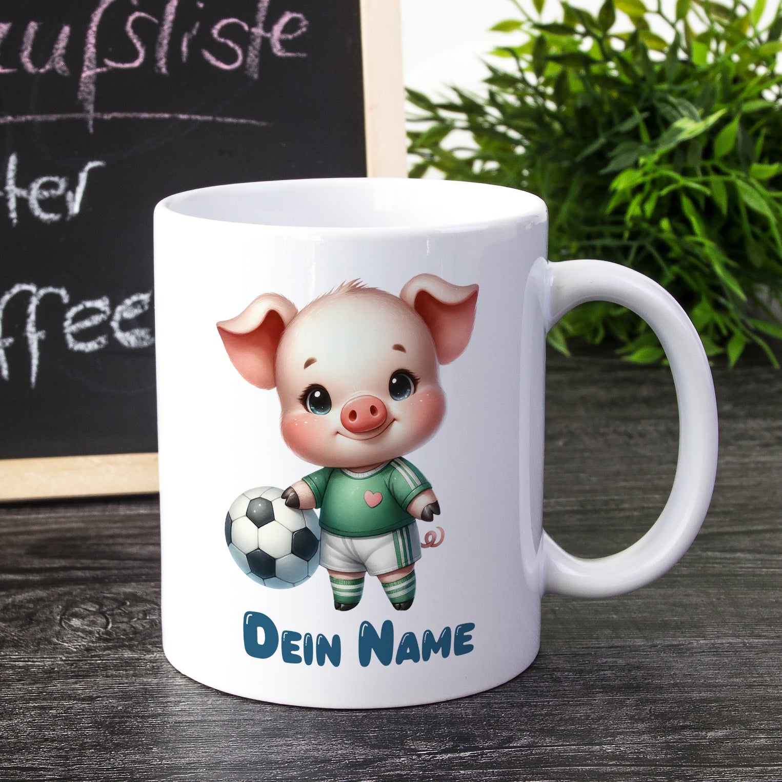 Weißer Becher mit süßem Fußball-Schweinchen und personalisiertem Namen.