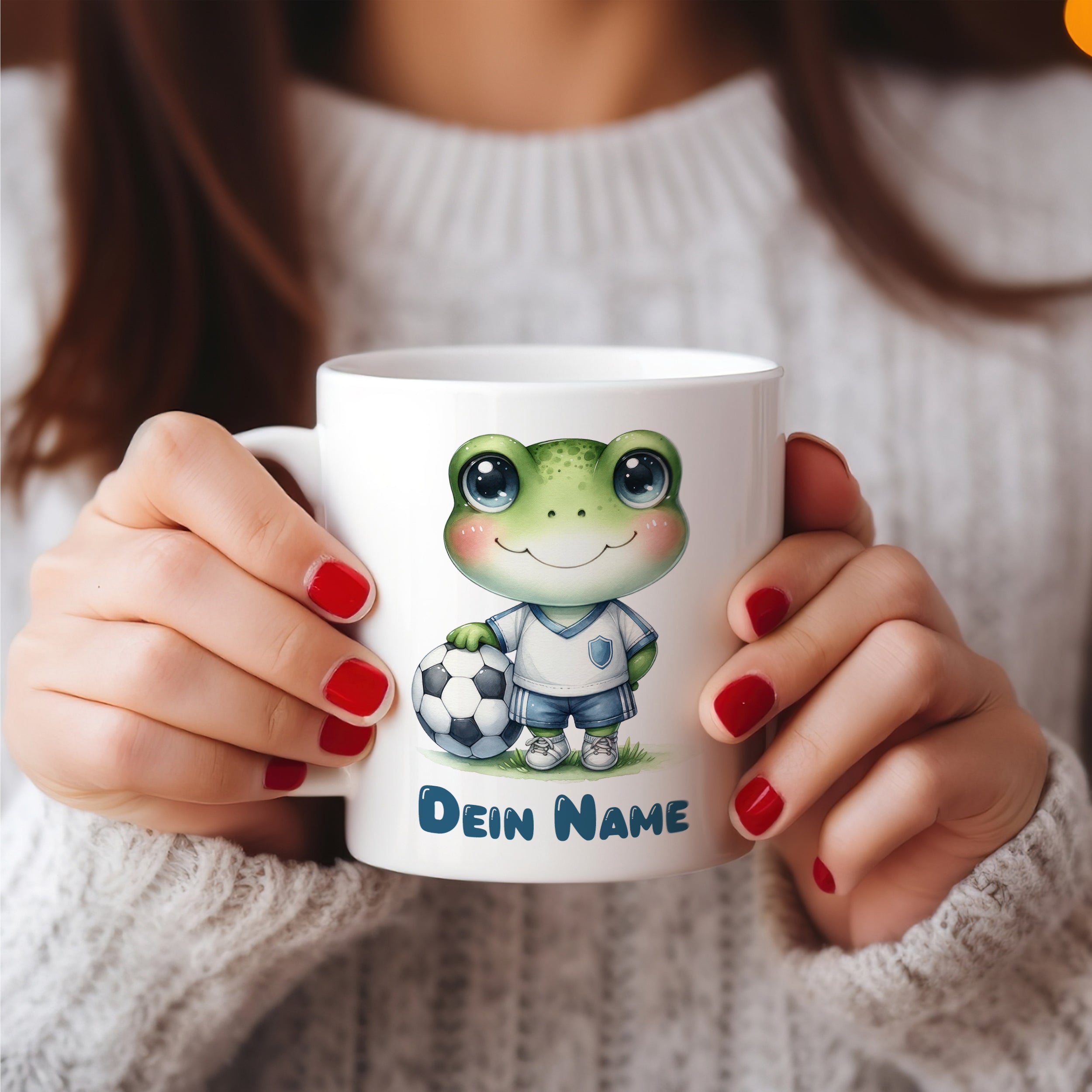 Personalisierte Tasse mit Frosch und Fußballmotiv.