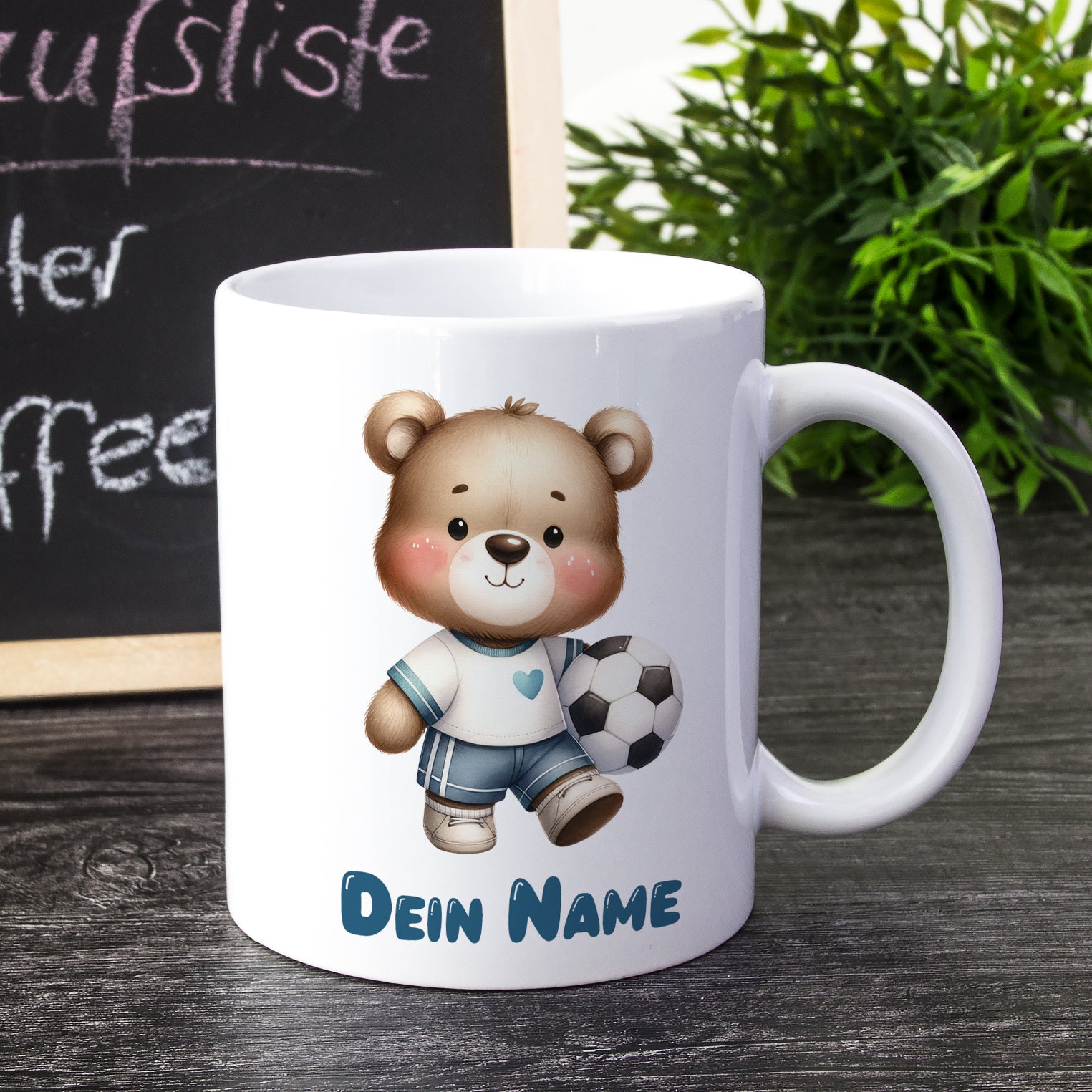 Tasse mit niedlichem Bären und Fußball, personalisierbar.