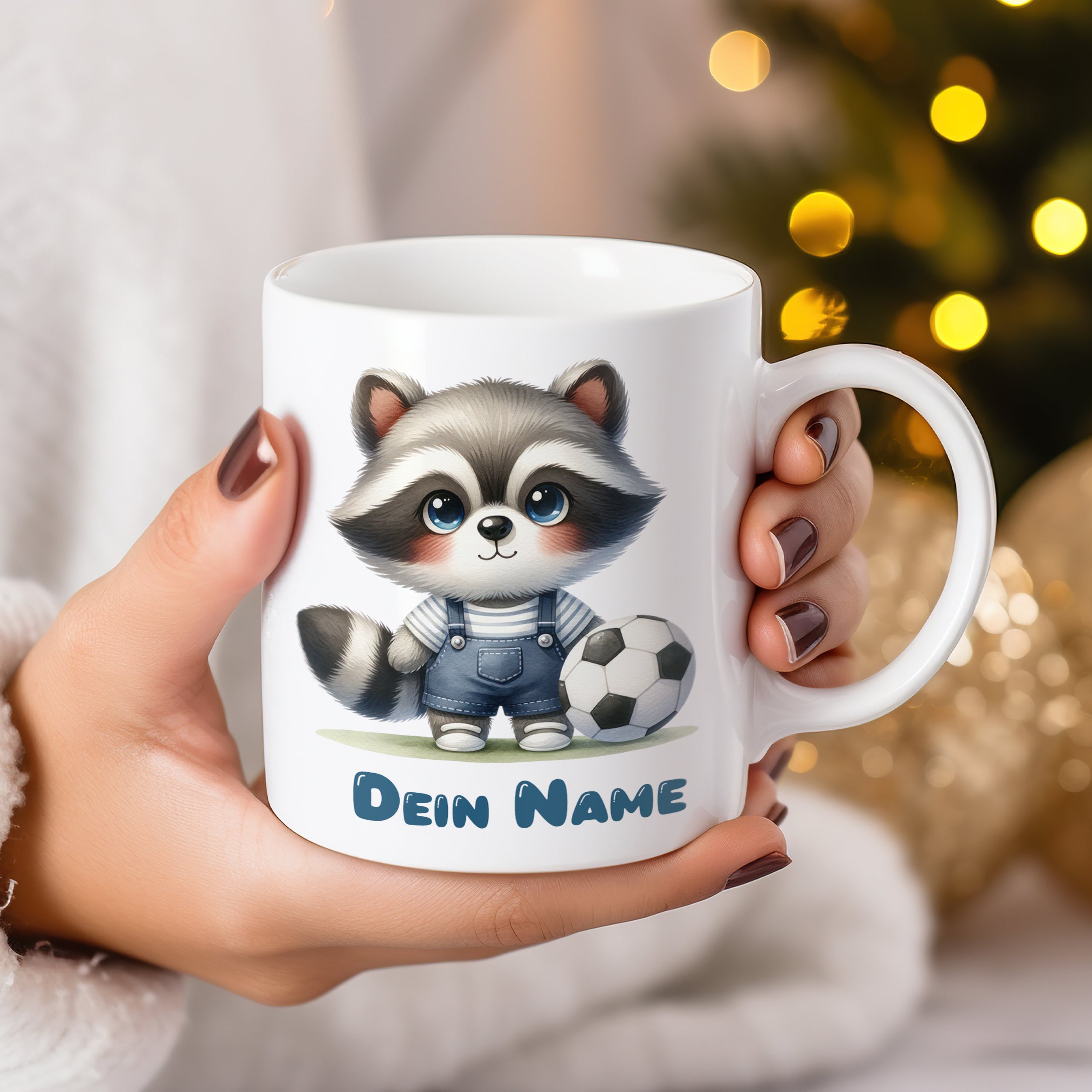 Kaffeetasse mit niedlichem Waschbären und Fußball, personalisiert.