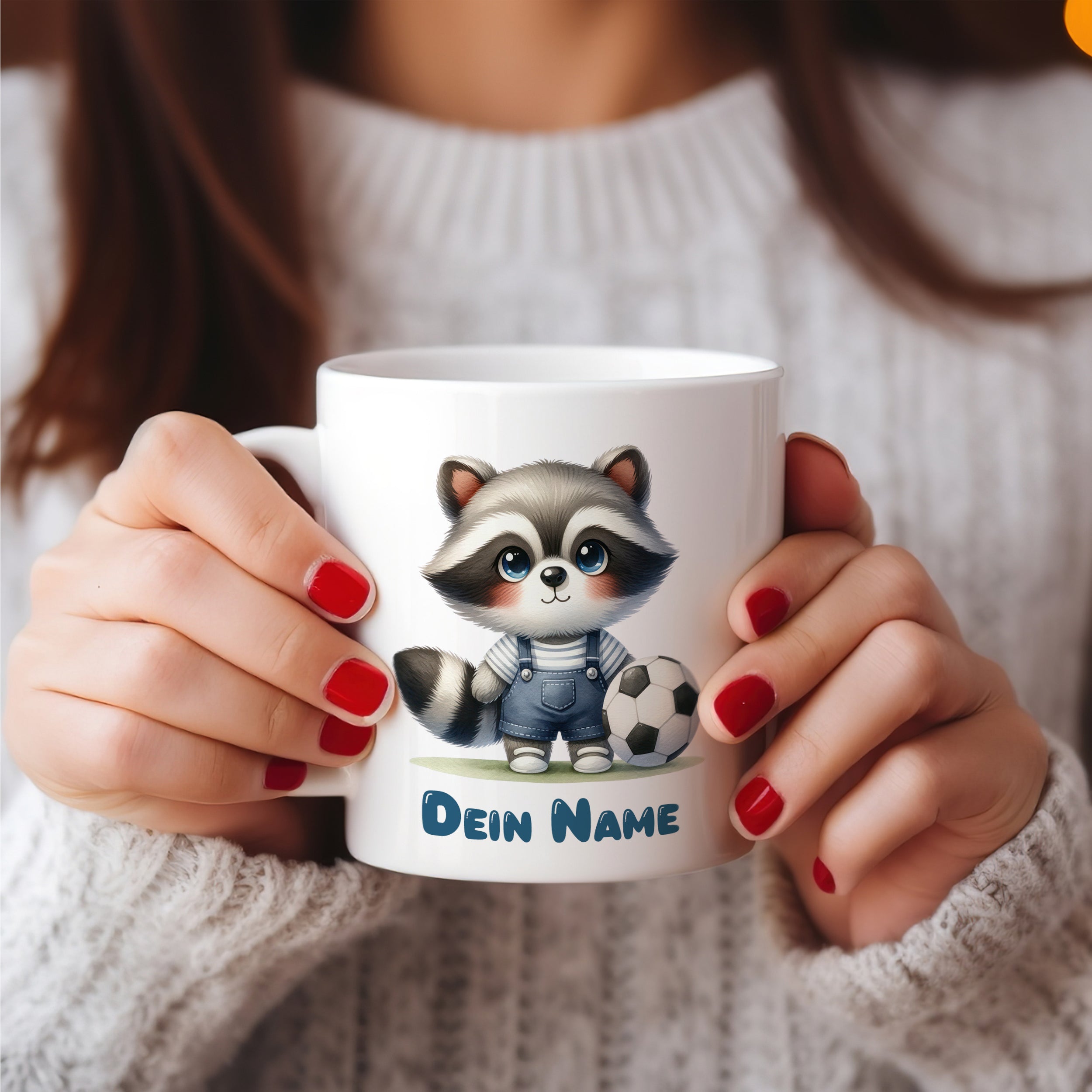 Tasse mit niedlichem Waschbären und Fußball, personalisiert.