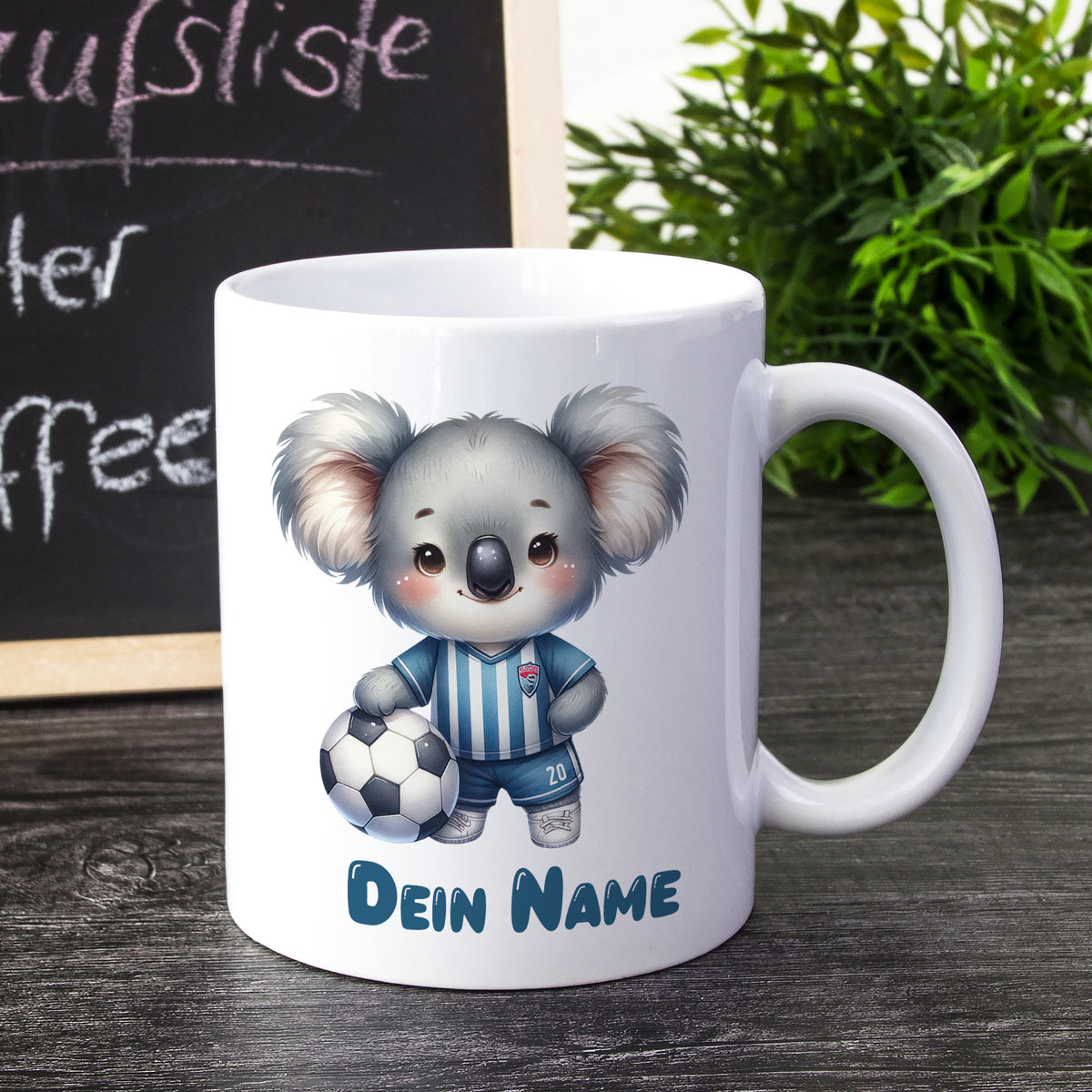 Weißer Kaffeebecher mit koalagemäßigem Fußballspieler und personalisierbarem Namen.