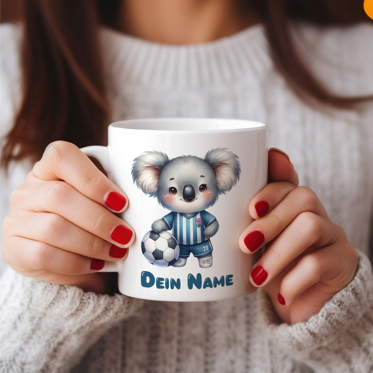 Personalisierte Tasse mit Koala und Fußballmotiv, weiß.