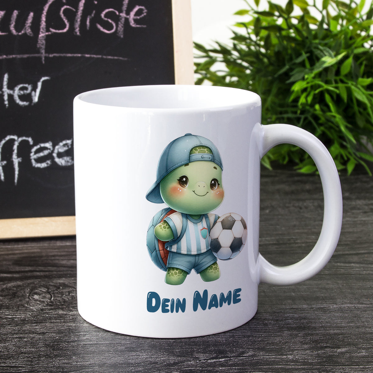 Weißer Becher mit einem niedlichen Schildkröten-Motiv und Fußball.