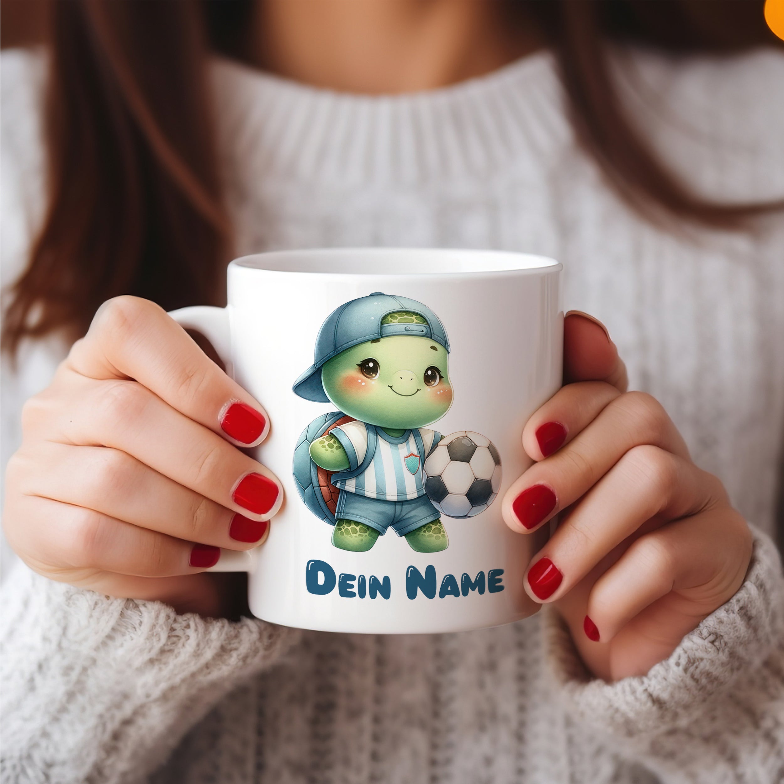 Tasse mit niedlicher Schildkröte, Fußballmotiv und personalisiertem Namen.