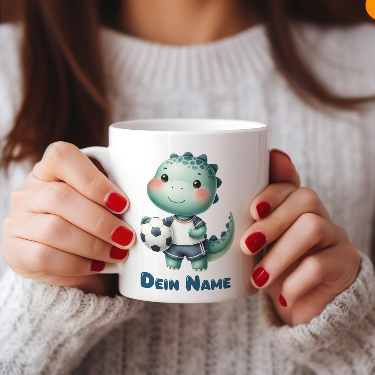 Weißer Becher mit Dinosaurier und personalisiertem Namen.