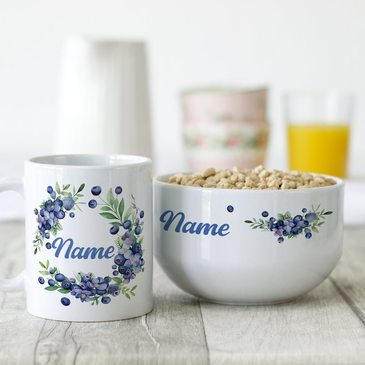 Tasse und Schüssel mit blauen Beeren und Namen.