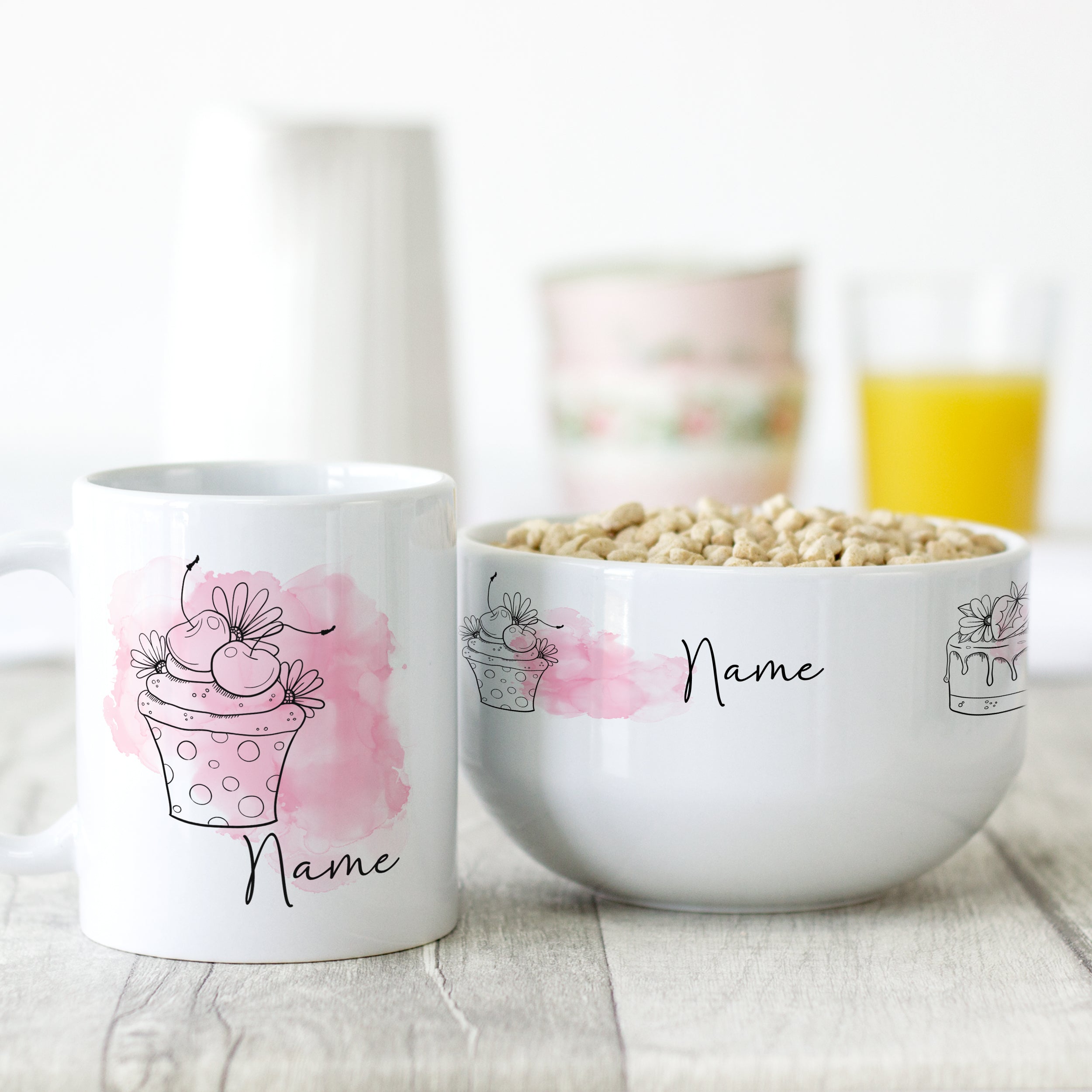 Tasse und Schüssel mit rosa Akzenten und Namen.