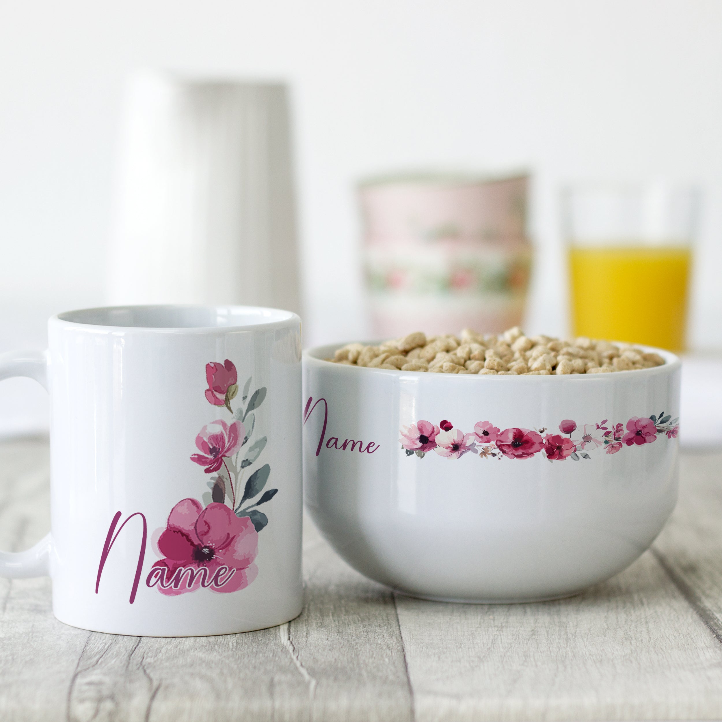 Weißer Becher und Schüssel mit floralen Mustern.