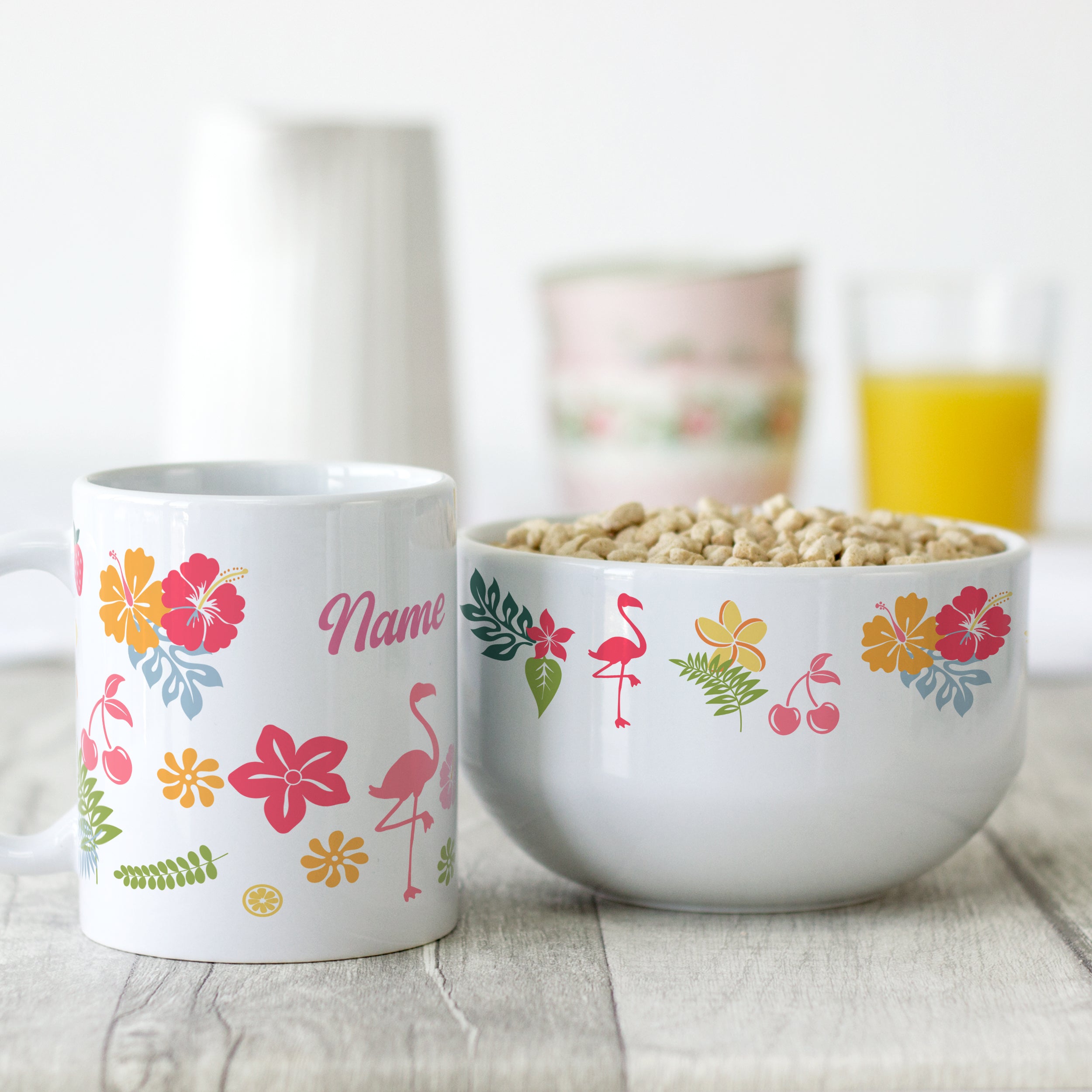 Bunte Tasse und Schüssel mit Flamingo- und Blumenmotiven.