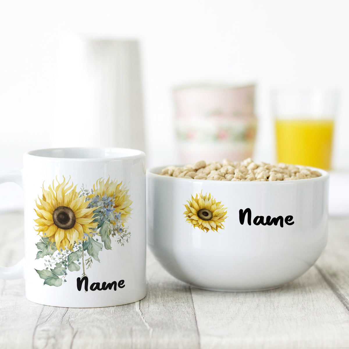 Weißer Becher und Schüssel mit Sonnenblumen-Design und Namen.