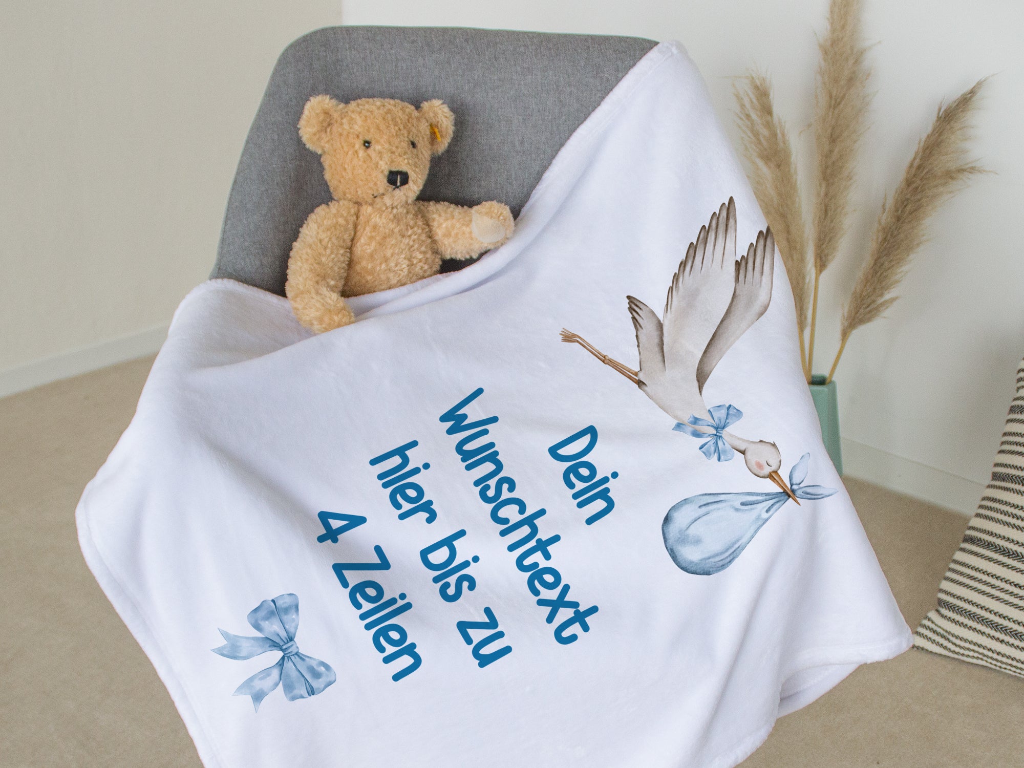 Weiße Decke mit personalisierbarem Text und Storch-Motiv.