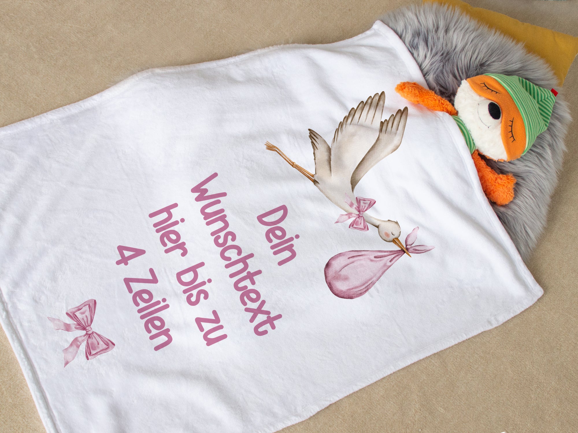 Weiße Decke mit Storch-Motiv und personalisierbarem Text.