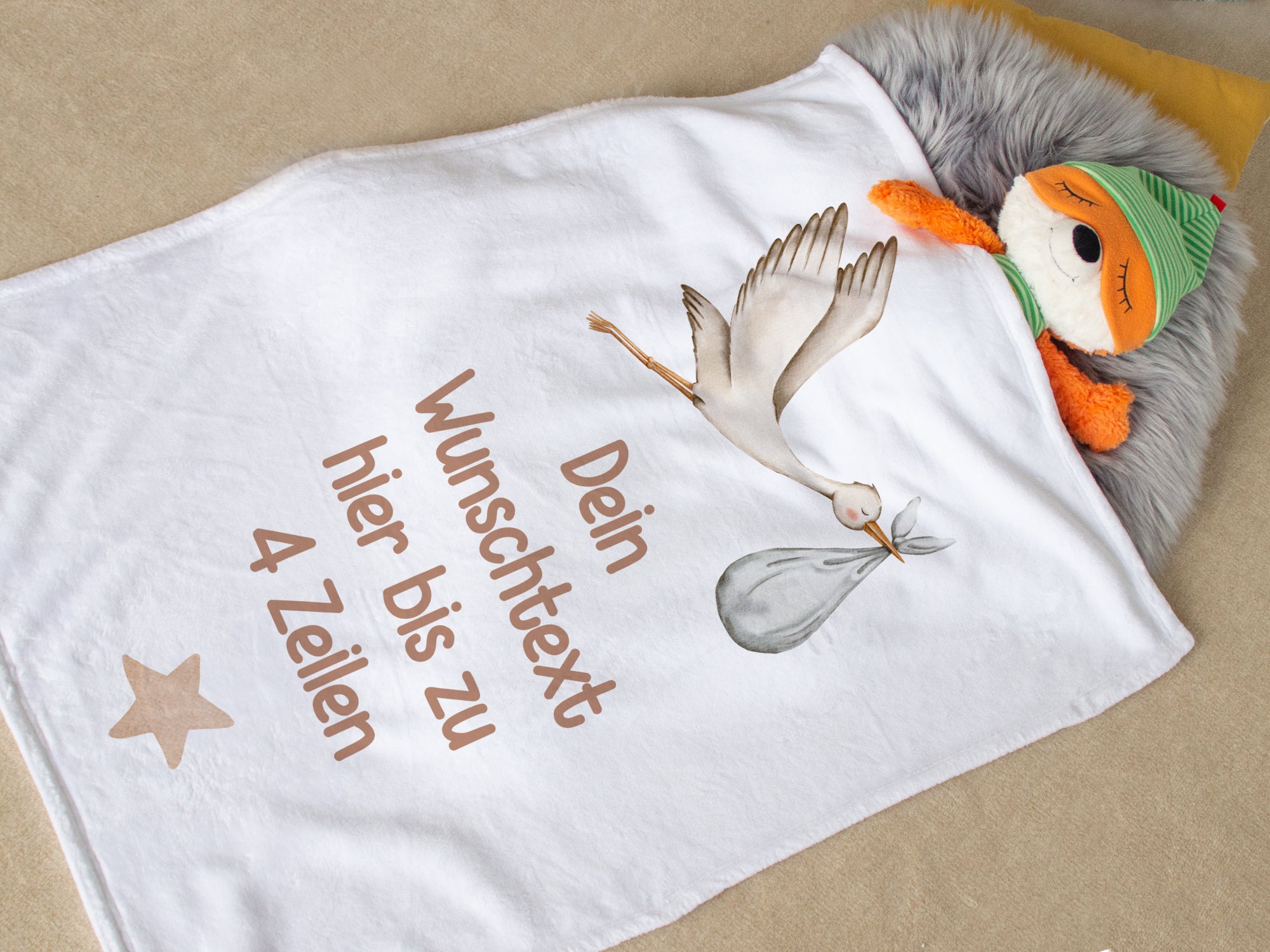 Weiße Decke mit personalisierbarem Text und Storch-Motiv.