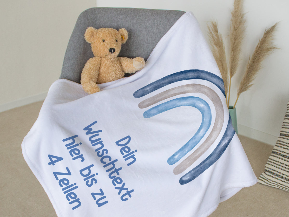 Personalisierbare Decke mit Regenbogen-Motiv in Blau- und Grautönen.
