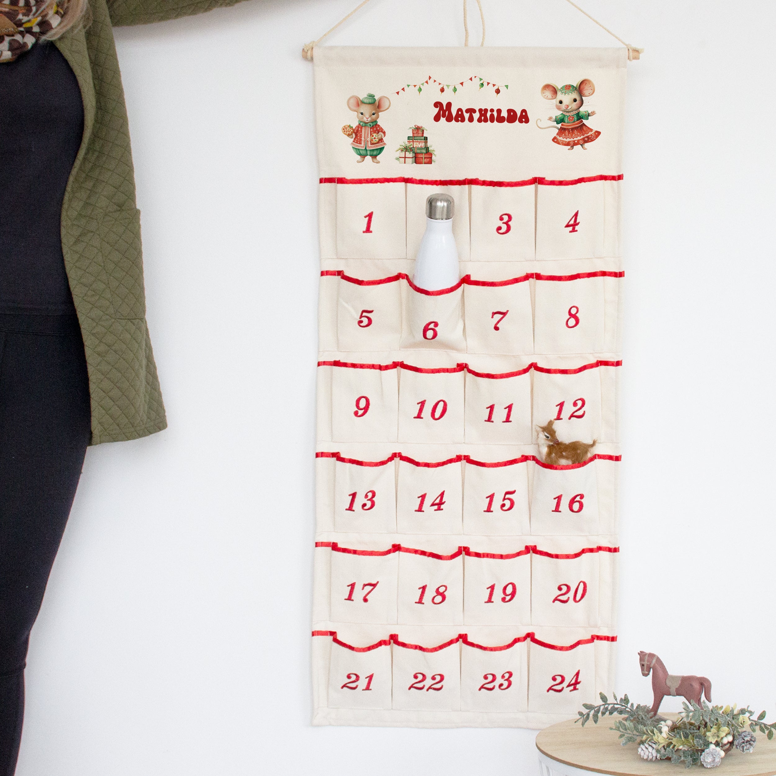 Adventskalender aus Stoff mit roten Zahlen und Mäusemotiven.