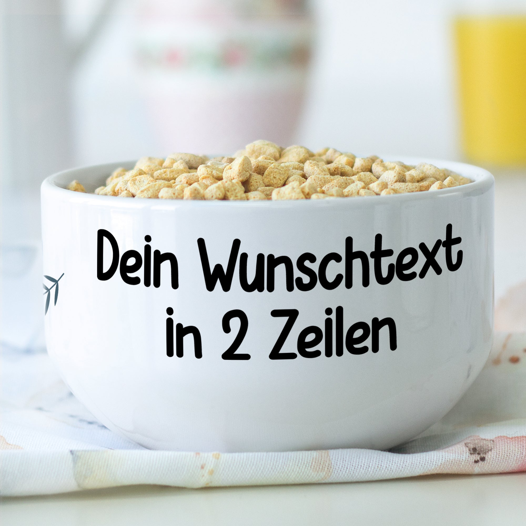Weiße Müslischale mit Wunschtext in zwei Zeilen und Blumen