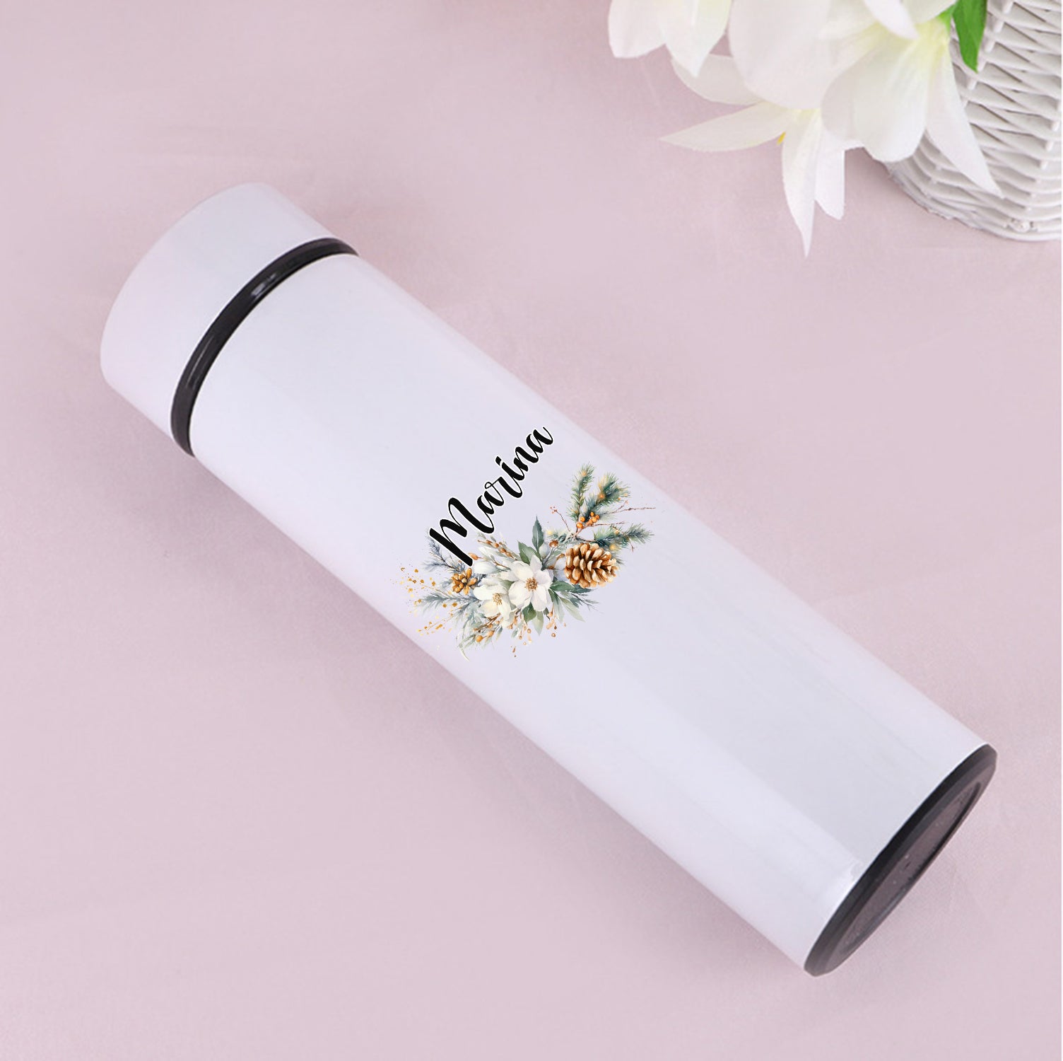 Weiße Thermosflasche mit floralem Design und dem Namen Marina.