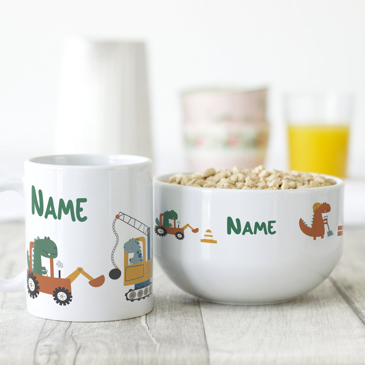 Personalisierte Tasse und Schüssel mit Dinosaurier-Motiven.