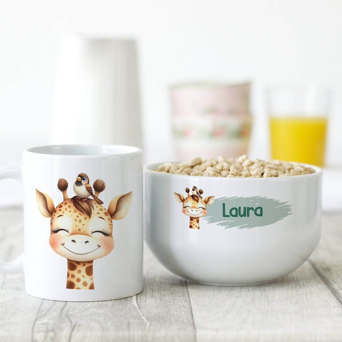 Kaffeetasse und Schüssel mit Giraffenmotiv, personalisiert mit "Laura".
