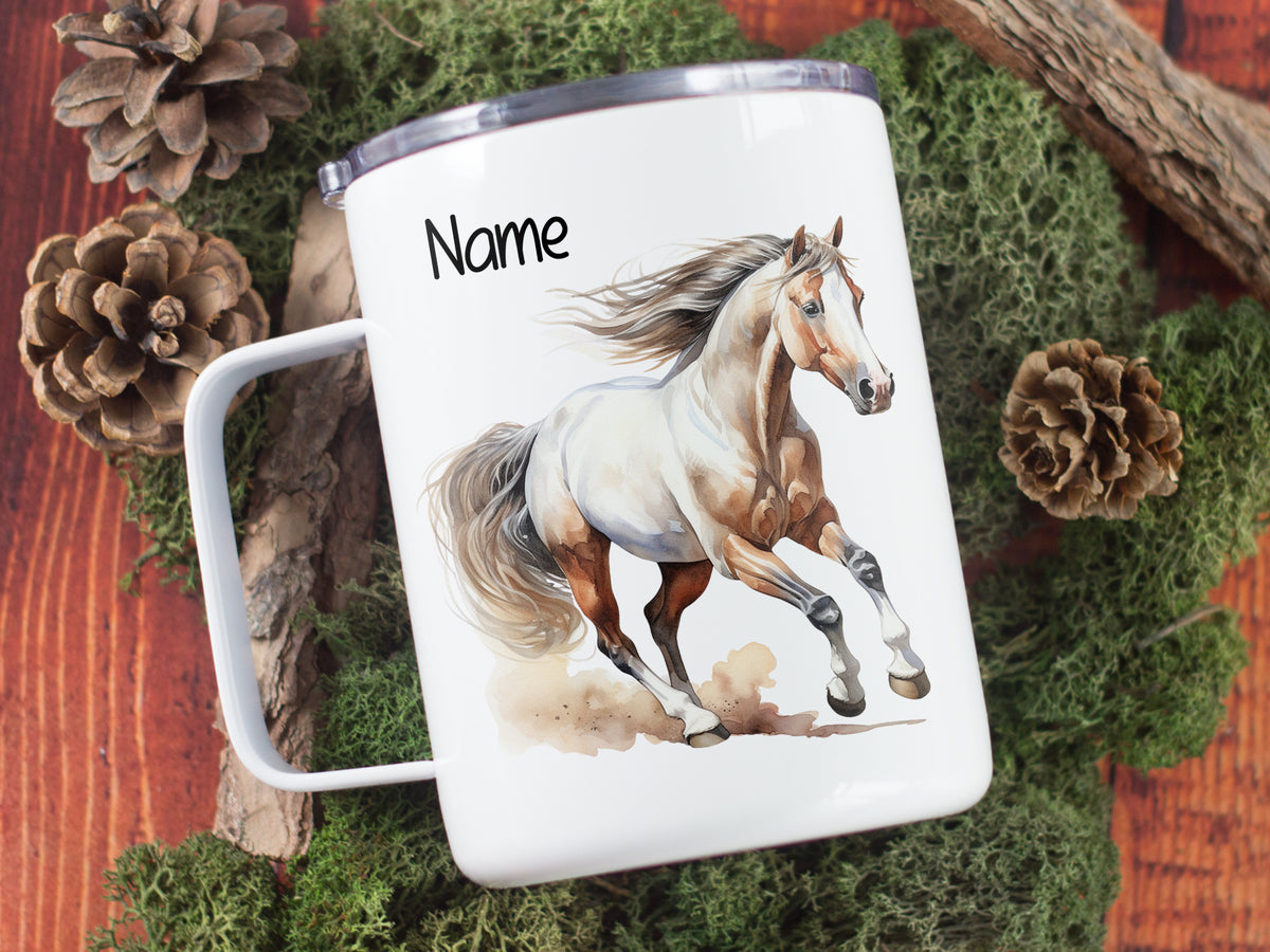 Weißer Becher mit einem gallopierenden Pferd und personalisierbarem Namen.