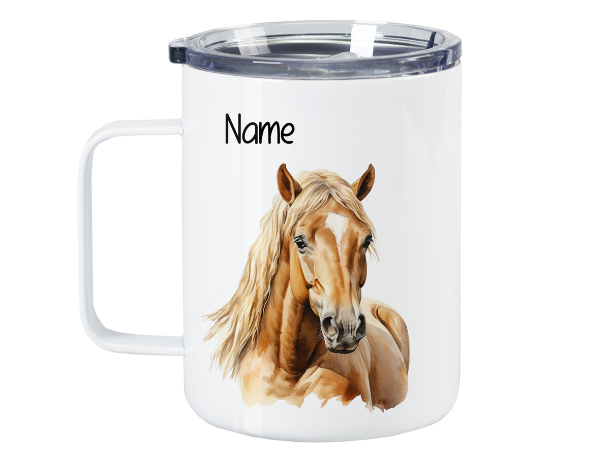 Weißer Becher mit Pferdemotiv und Platz für Namen.