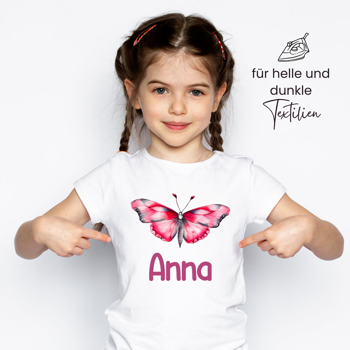 Weißes T-Shirt mit pinkem Schmetterling und Name "Anna".