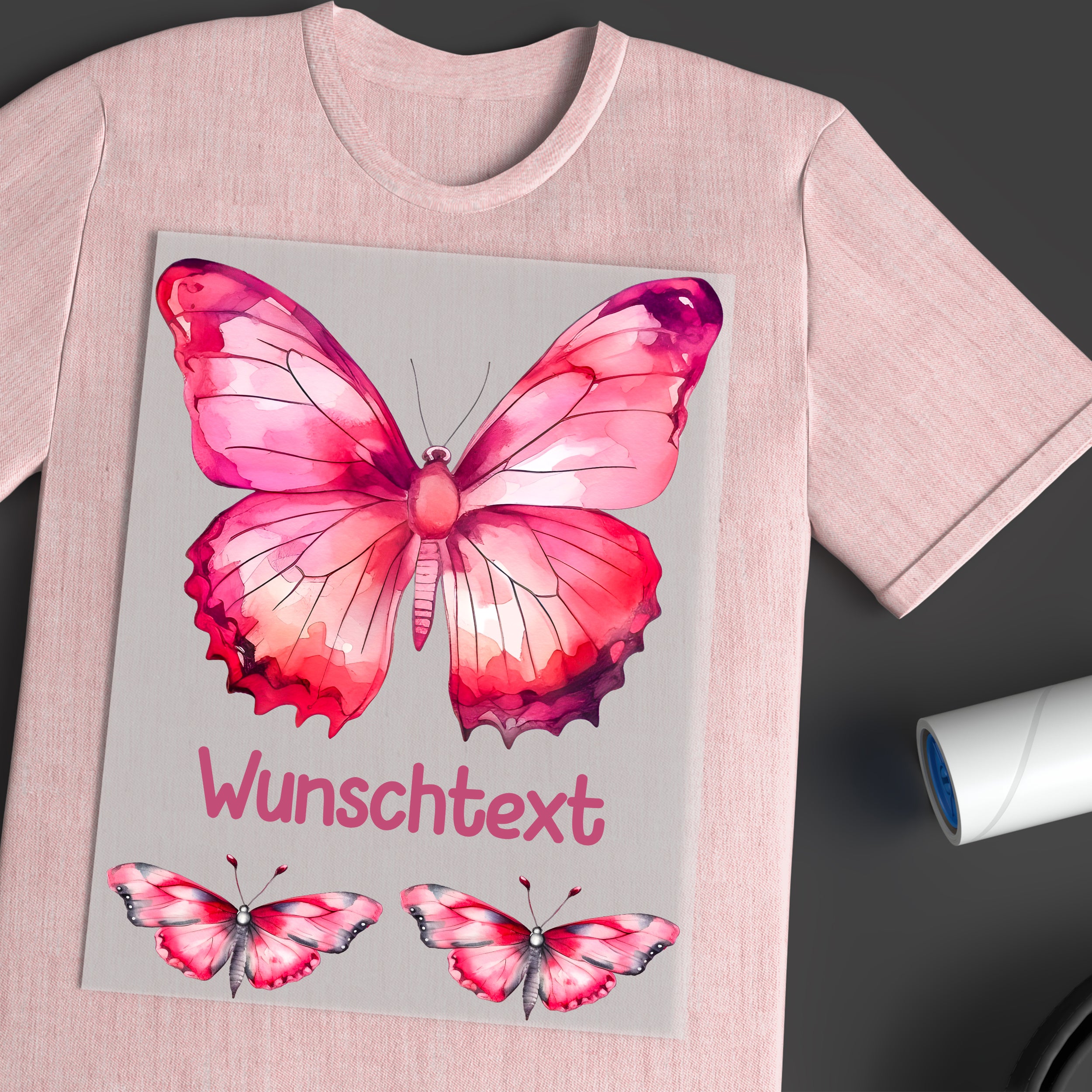 Rosa T-Shirt mit buntem Schmetterlingsmotiv und Wunschtext.