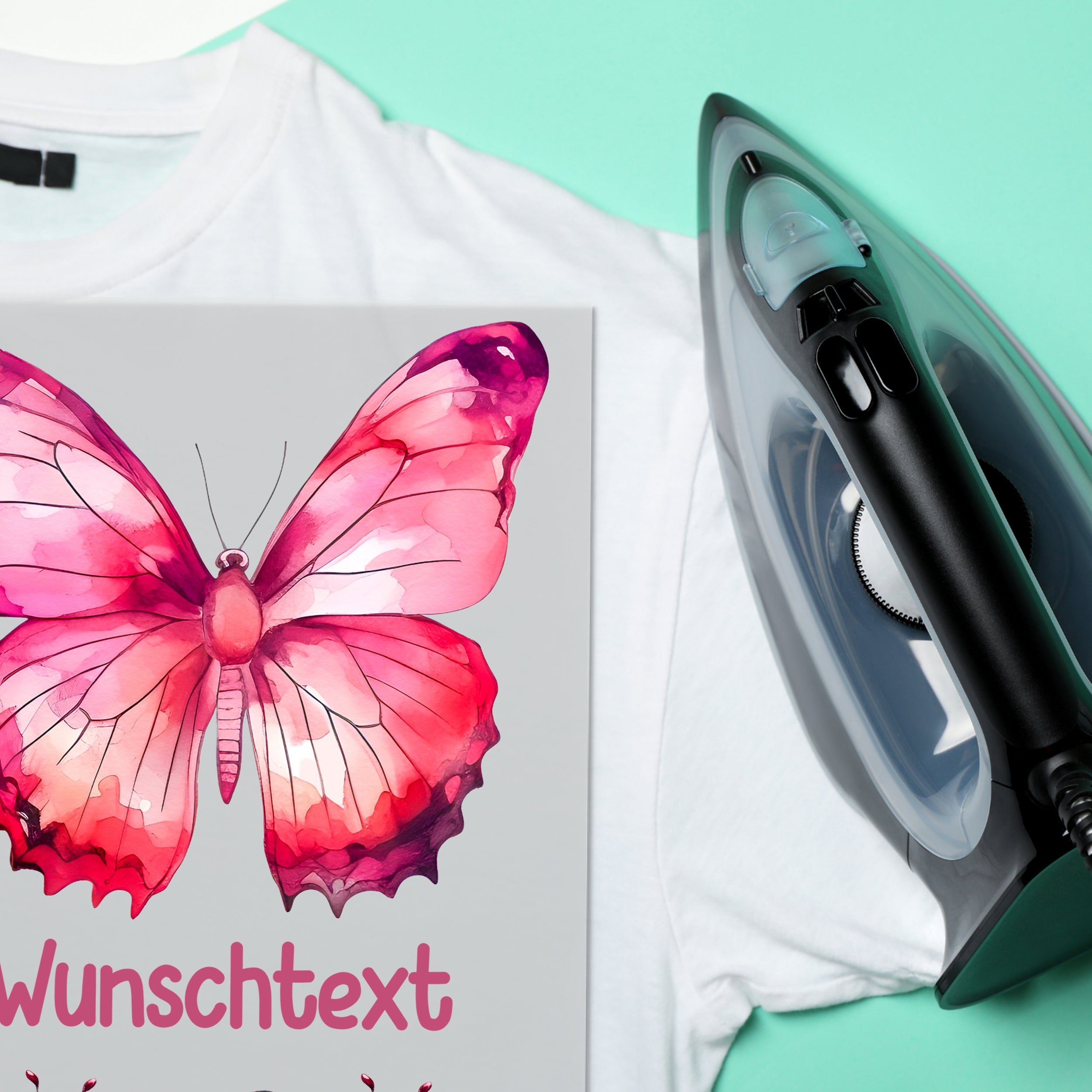Weißes T-Shirt mit pinkem Schmetterlingsdesign und Wunschtext.