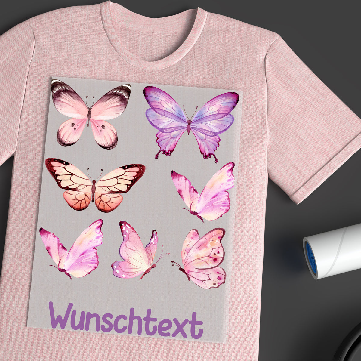 Rosa T-Shirt mit bunten Schmetterlingen und Wunschtext.
