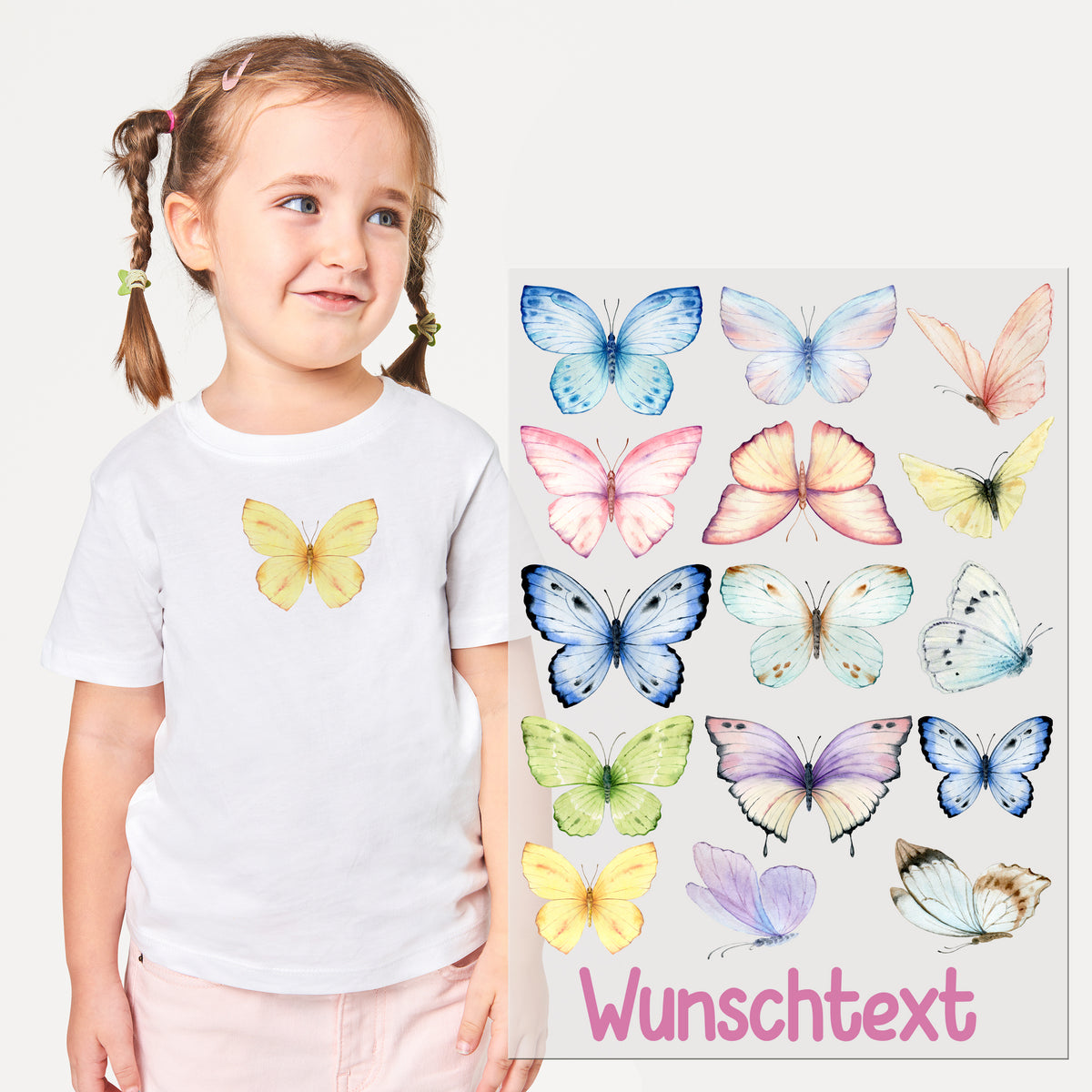 Weißes T-Shirt mit bunten Schmetterlingsmotiven und Wunschtext.