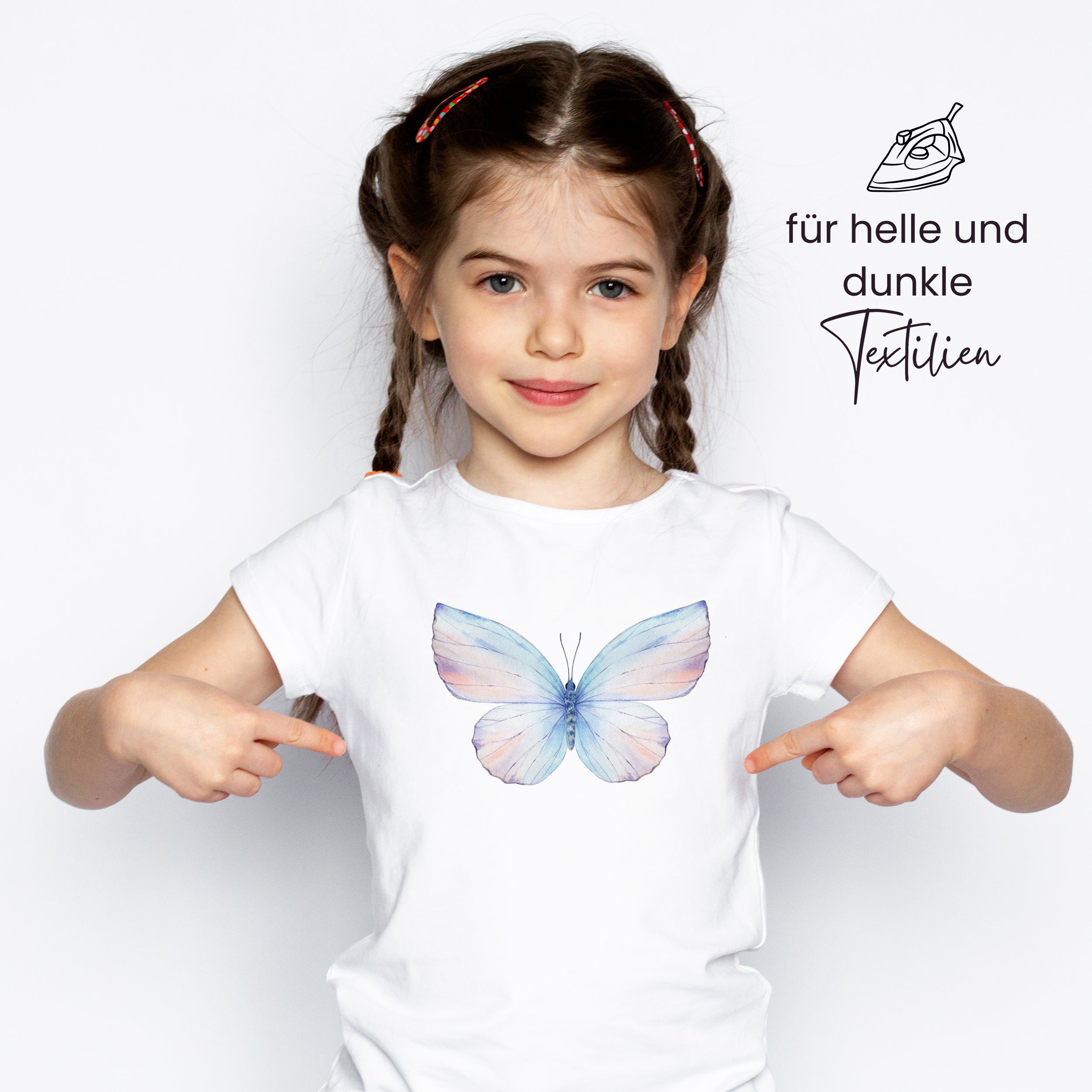 Weißes T-Shirt mit buntem Schmetterlingsdruck.