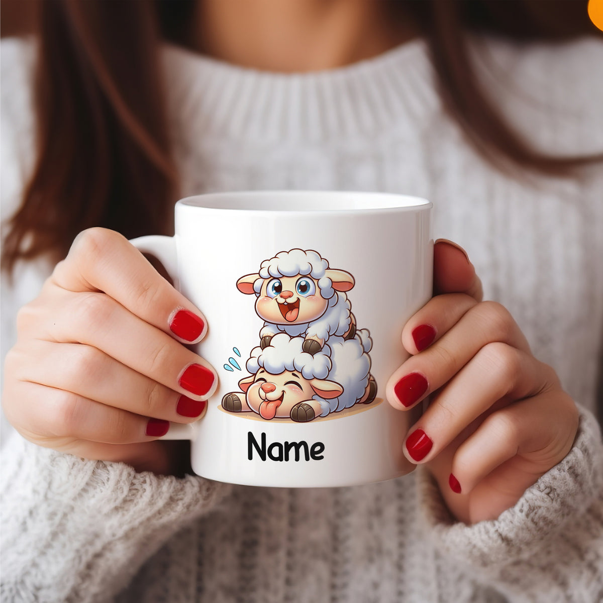 Weiße Tasse mit niedlichen Schafen und personalisiertem Namen.