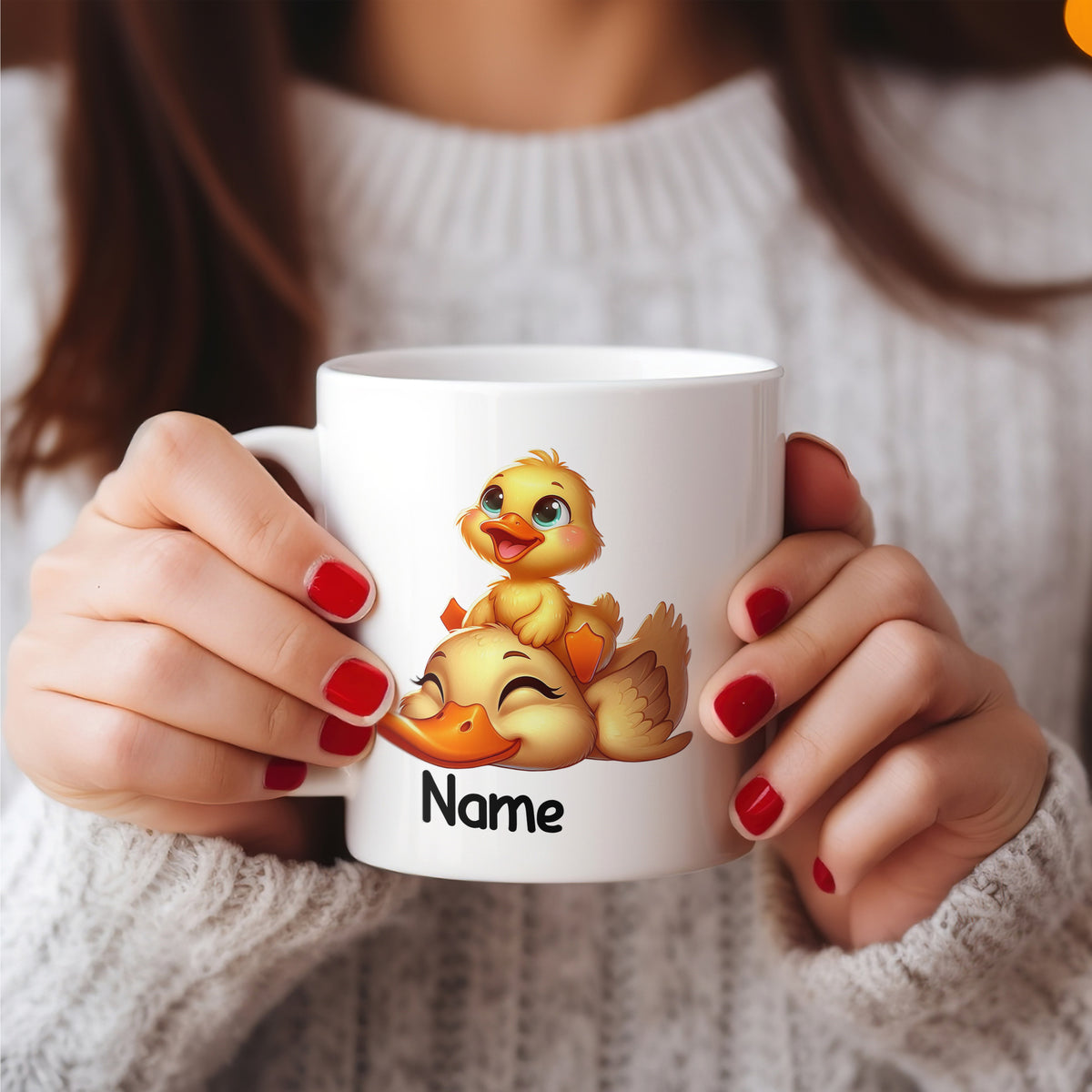 Weißer Kaffeebecher mit Entenmotiven und personalisiertem Namen.