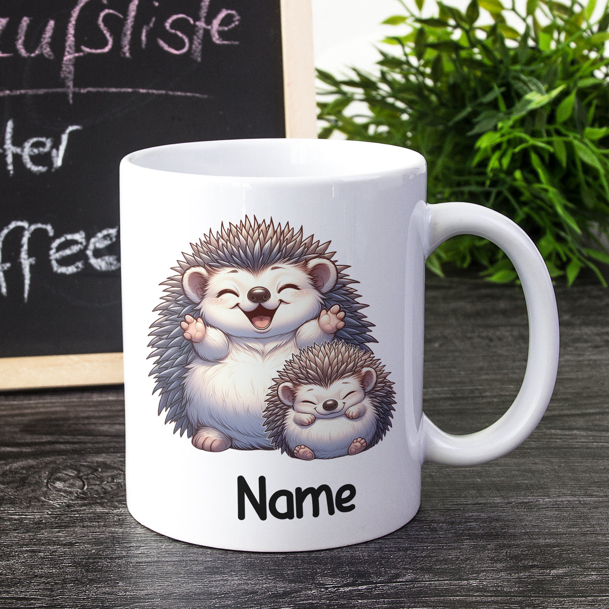Weiße Tasse mit niedlichen Igeln und Platz für Namen.