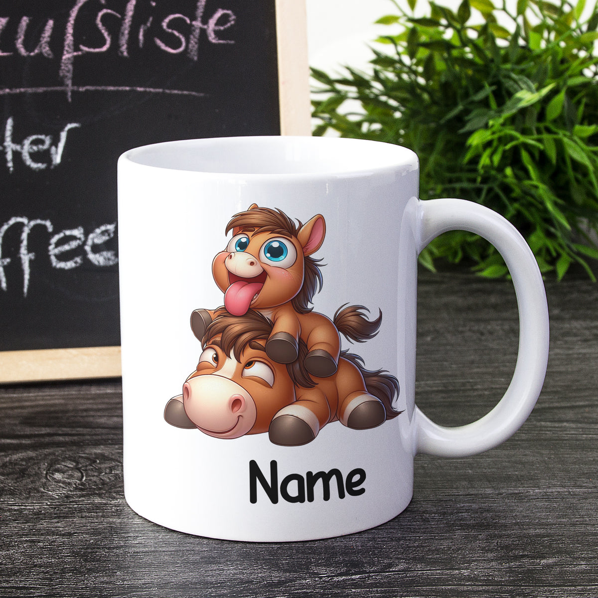 Tasse mit lustigen Pferdemotiven und personalisierbarem Namen.