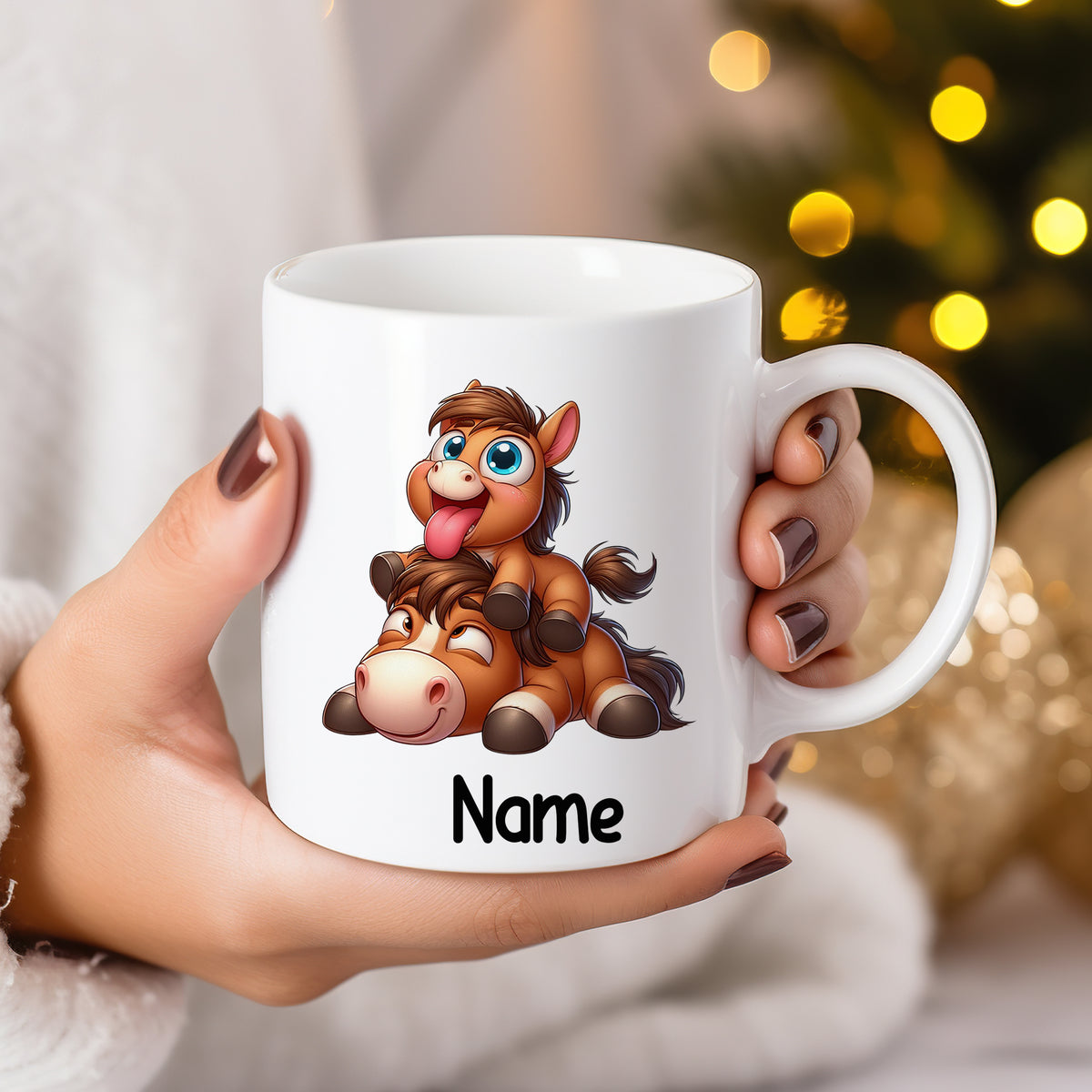 Weißer Becher mit lustigen Pferdemotiven und personalisiertem Namen.